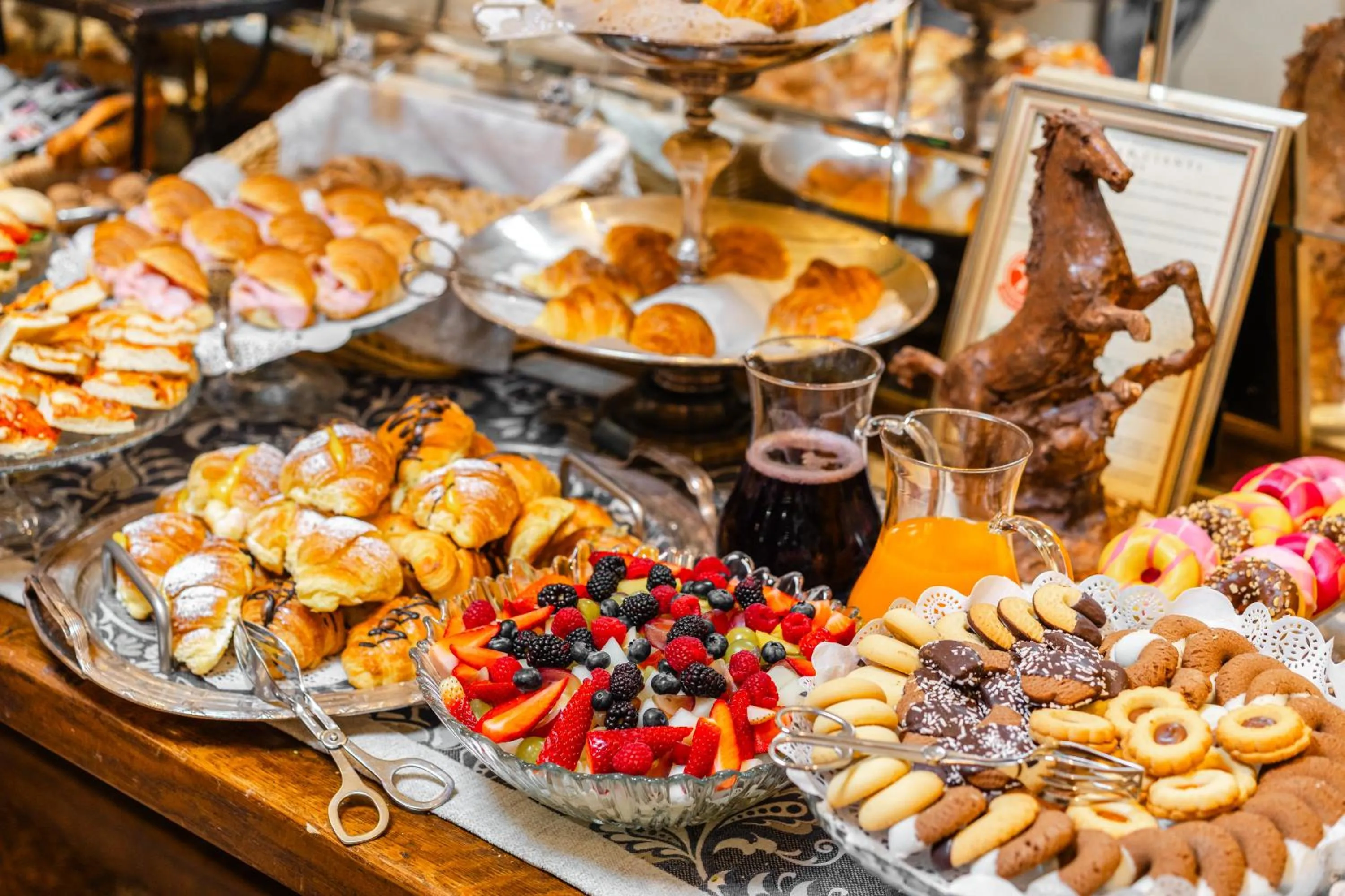 Buffet breakfast in Art Hotel Commercianti