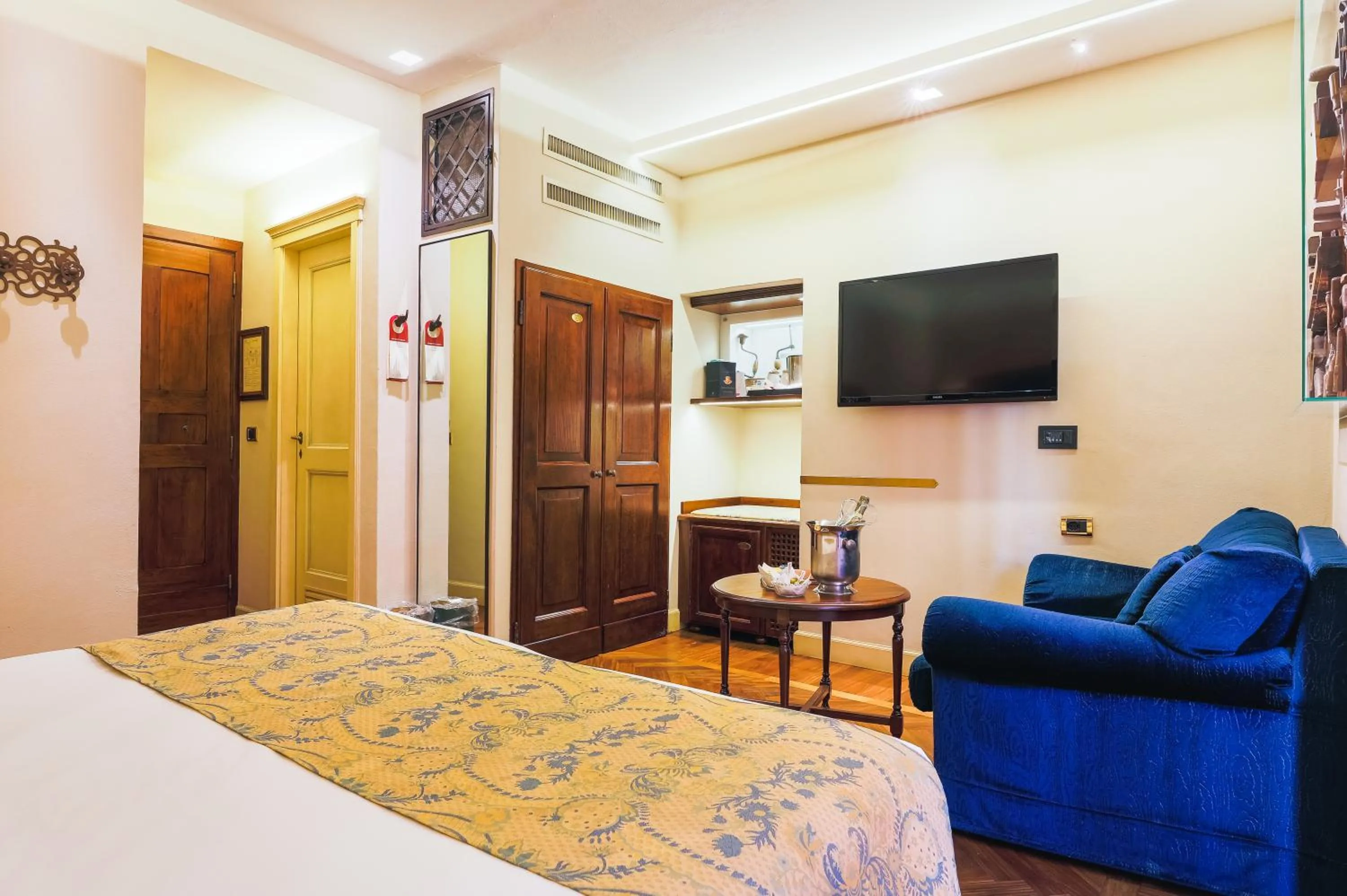 Photo of the whole room, Bed in Art Hotel Commercianti