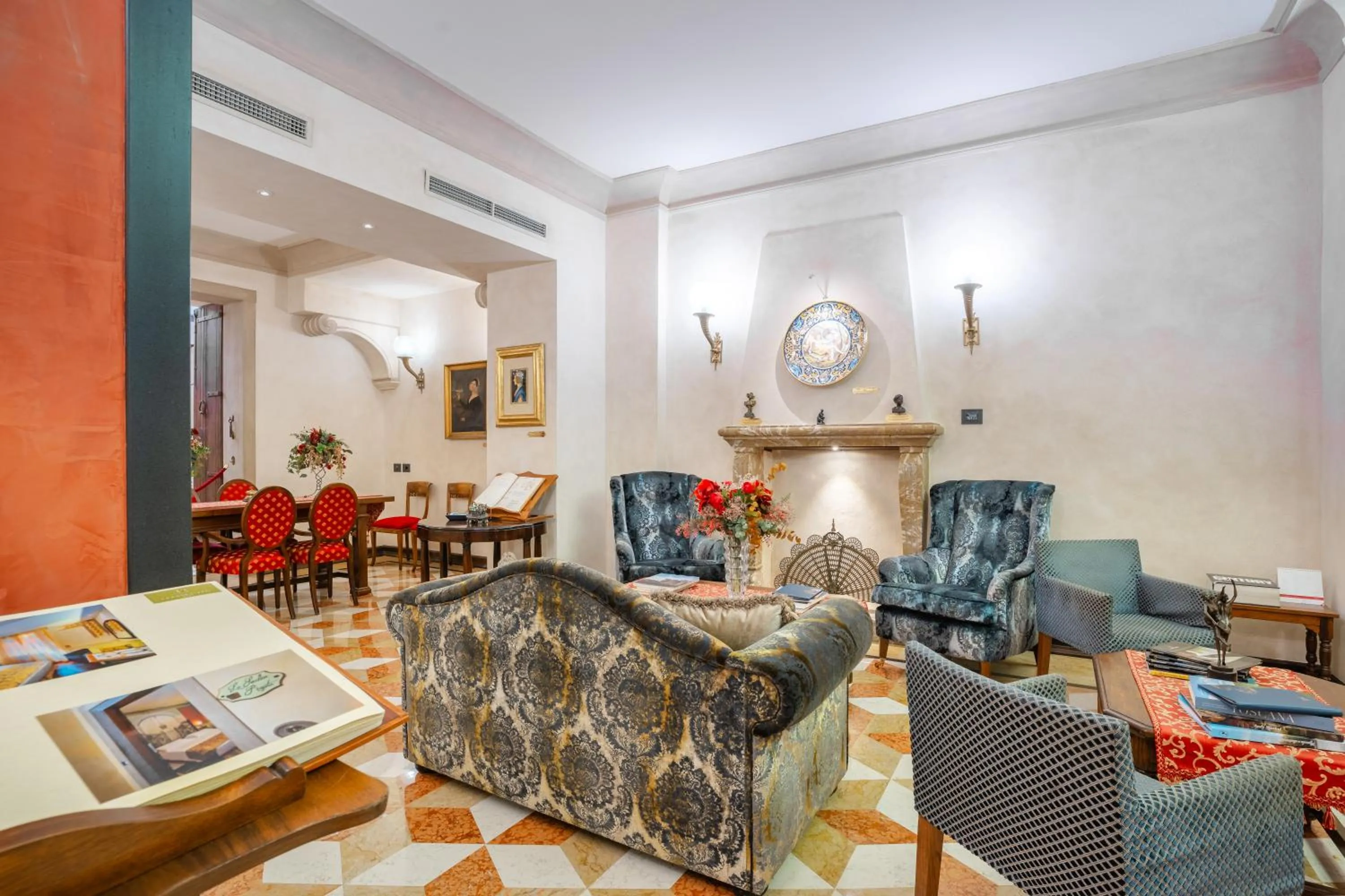 Lobby or reception in Art Hotel Commercianti