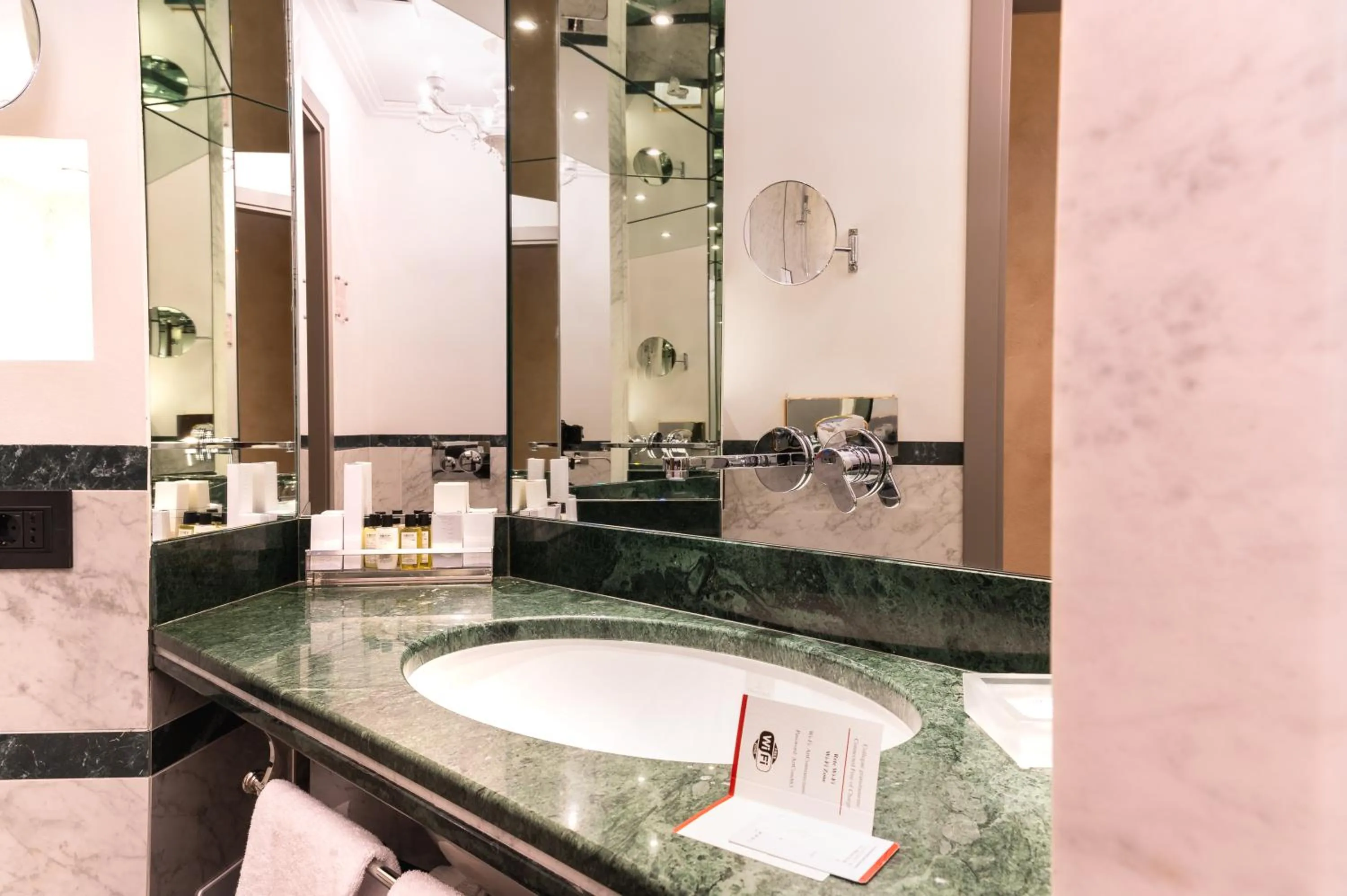 Bathroom in Art Hotel Commercianti