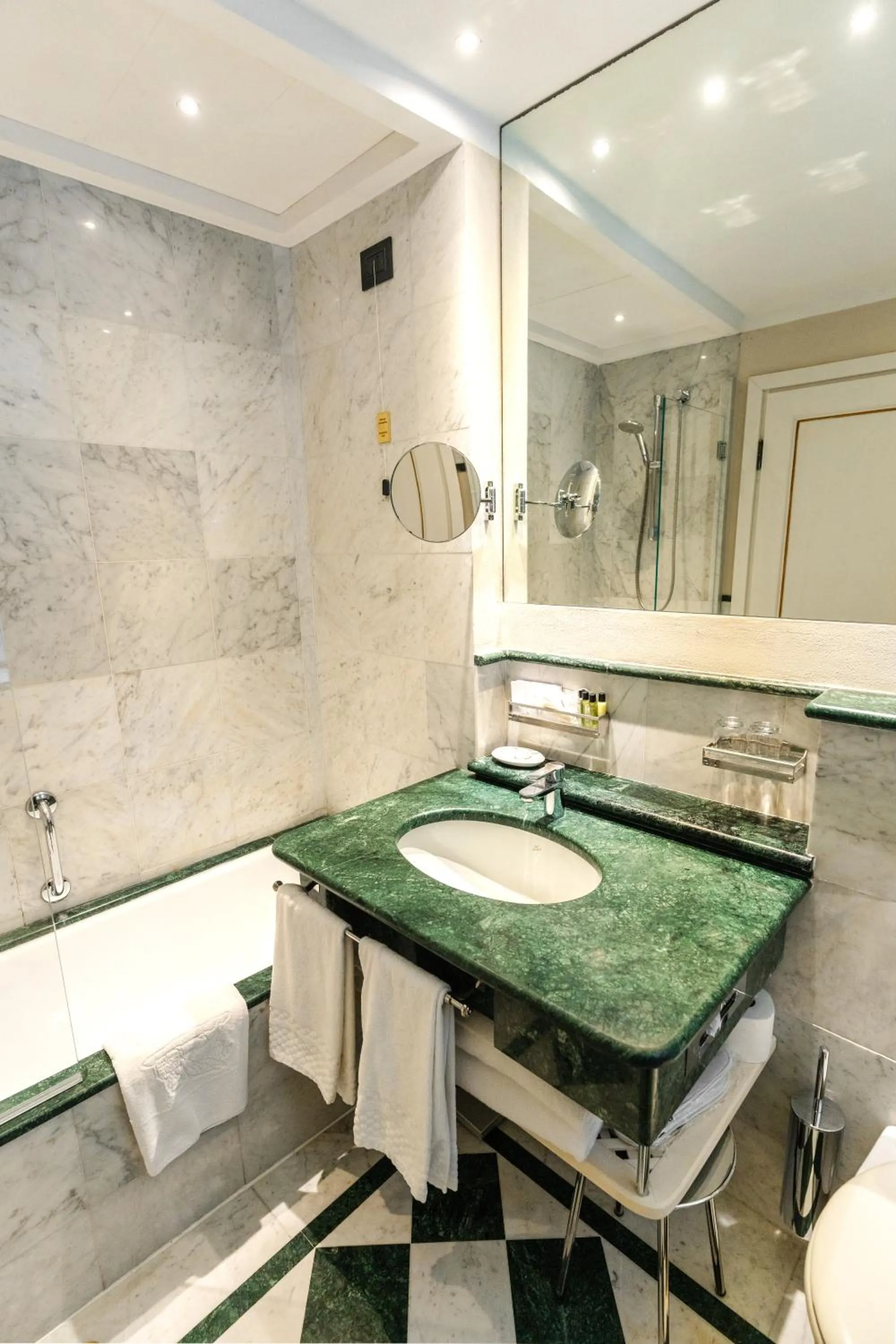 Bathroom in Art Hotel Commercianti