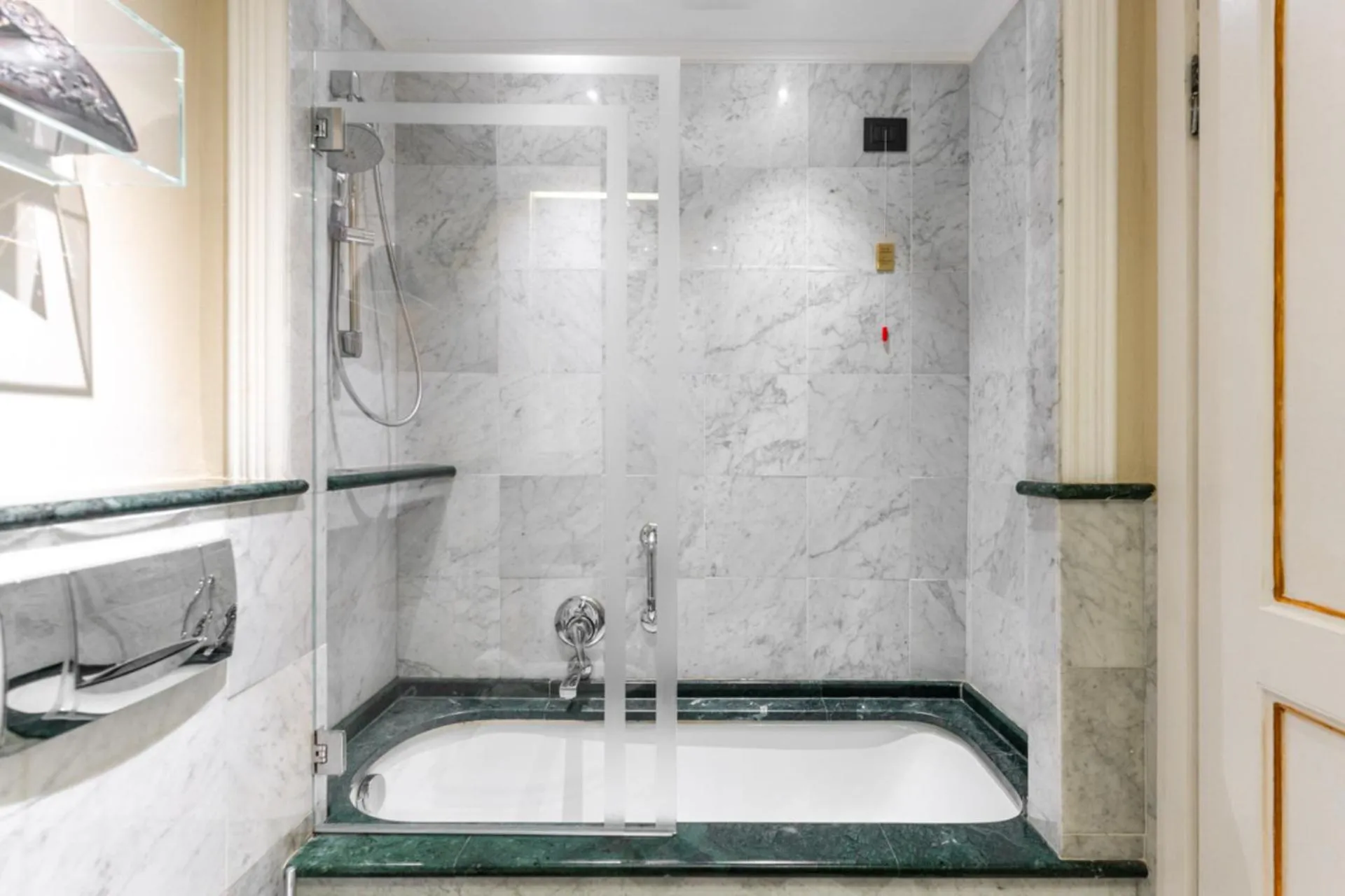 Bathroom in Art Hotel Commercianti