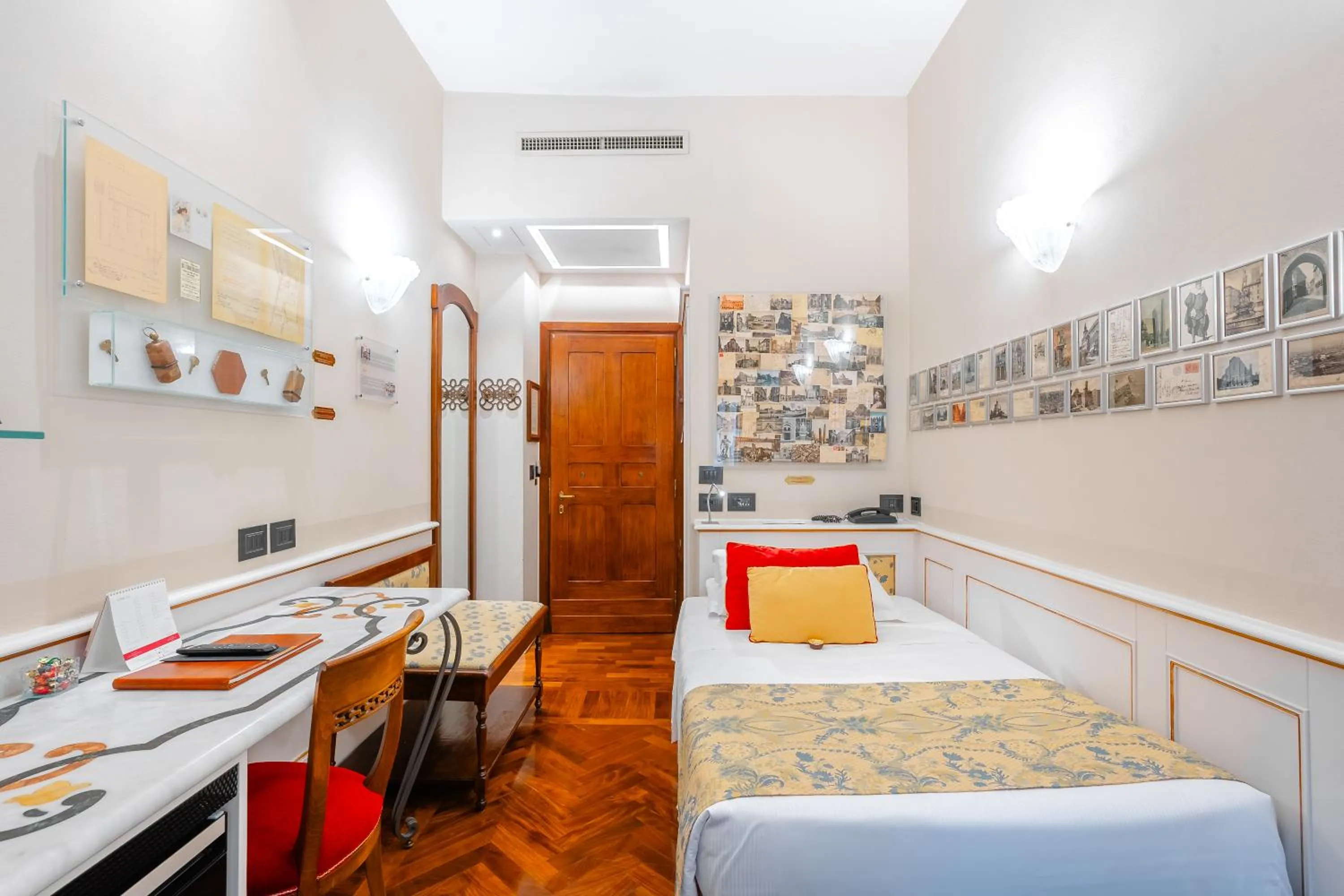 Photo of the whole room, Bed in Art Hotel Commercianti