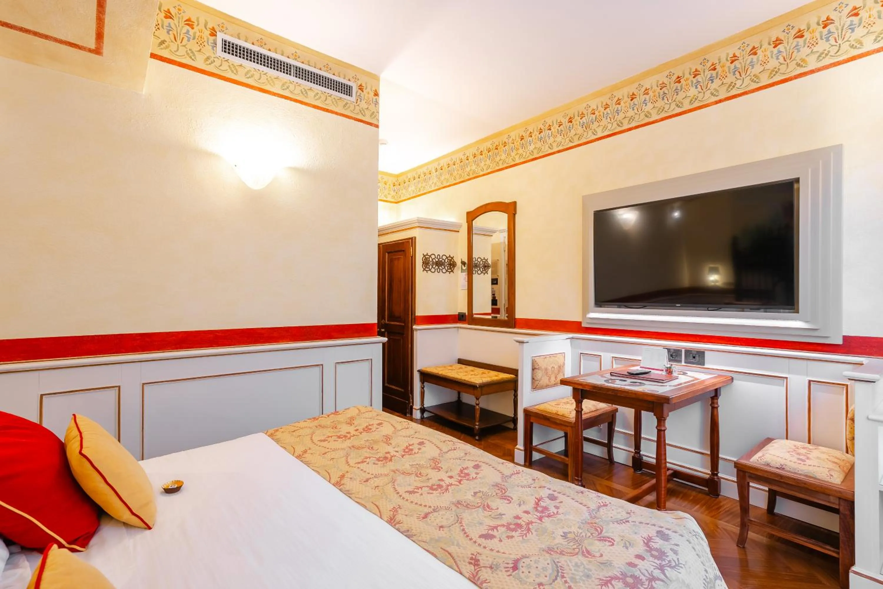 Photo of the whole room, Bed in Art Hotel Commercianti