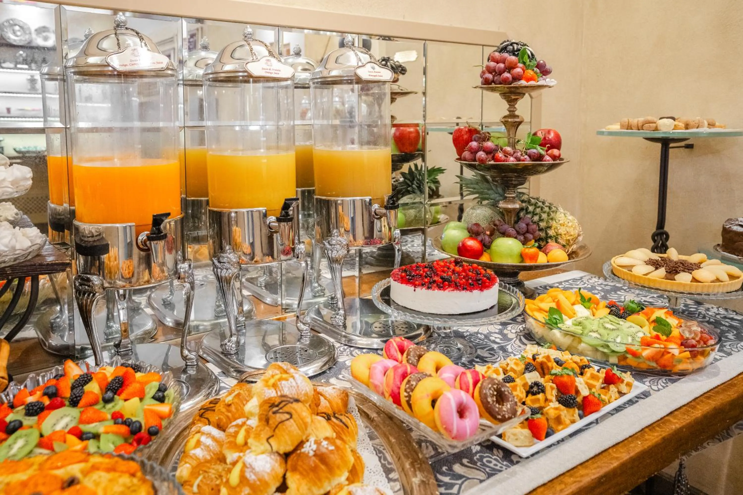 Buffet breakfast in Art Hotel Commercianti