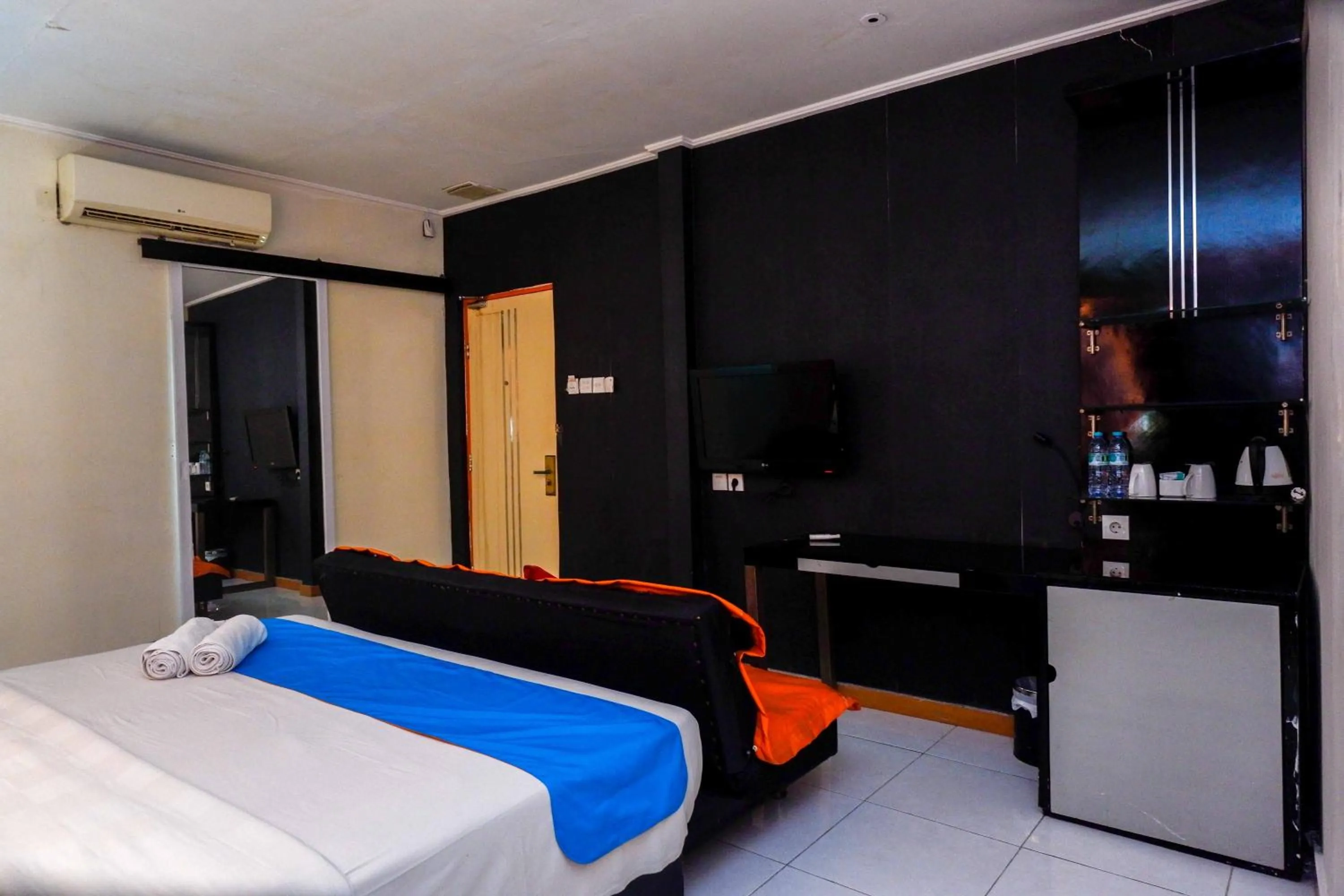Bedroom, Bed in Sans Hotel International Surabaya
