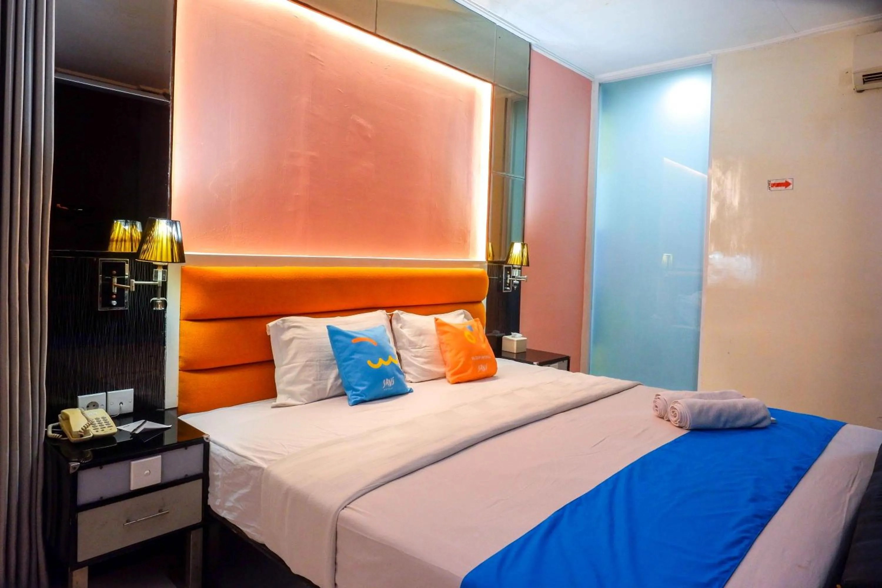 Bedroom, Bed in Sans Hotel International Surabaya