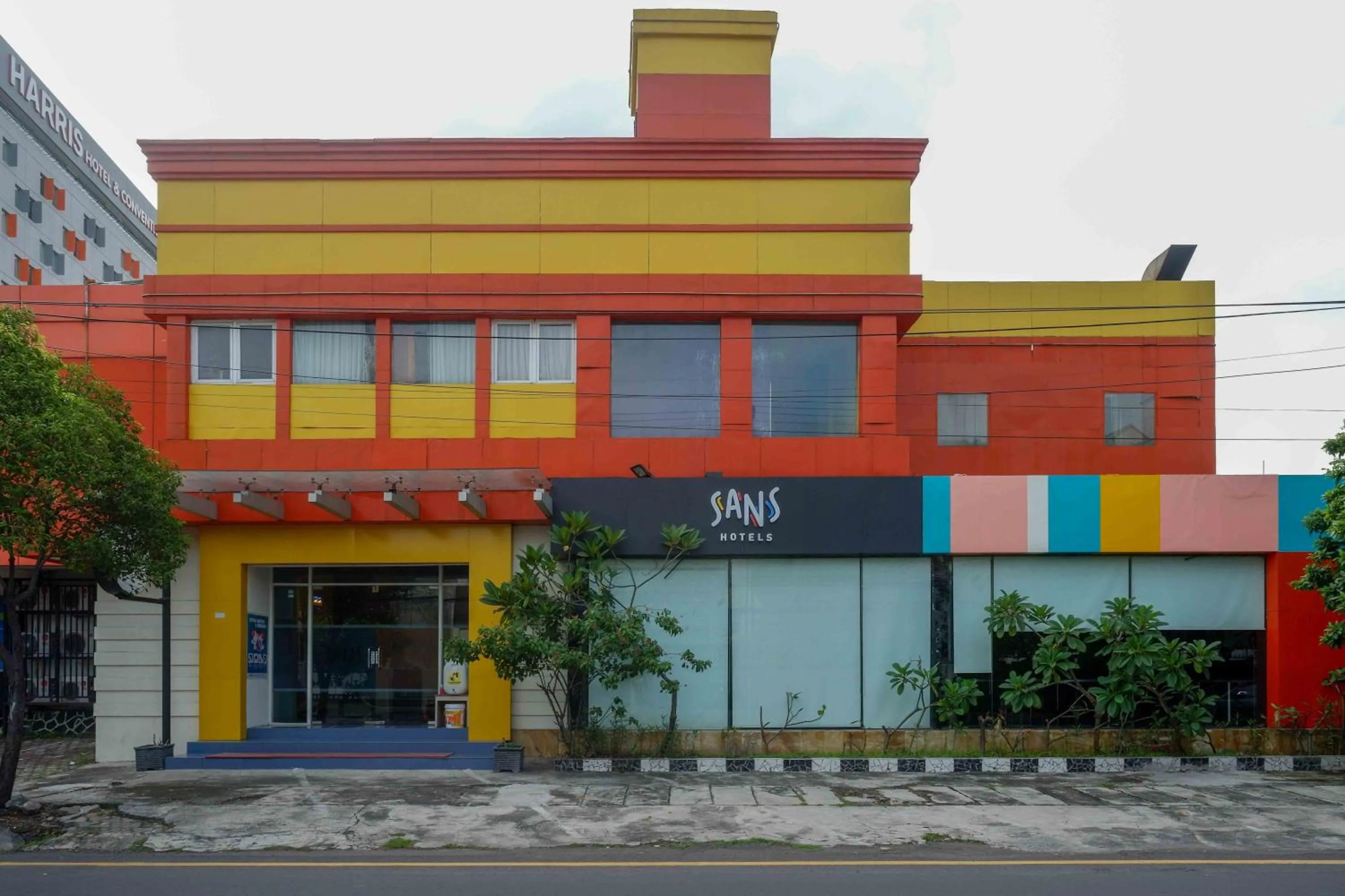 Facade/entrance in Sans Hotel International Surabaya