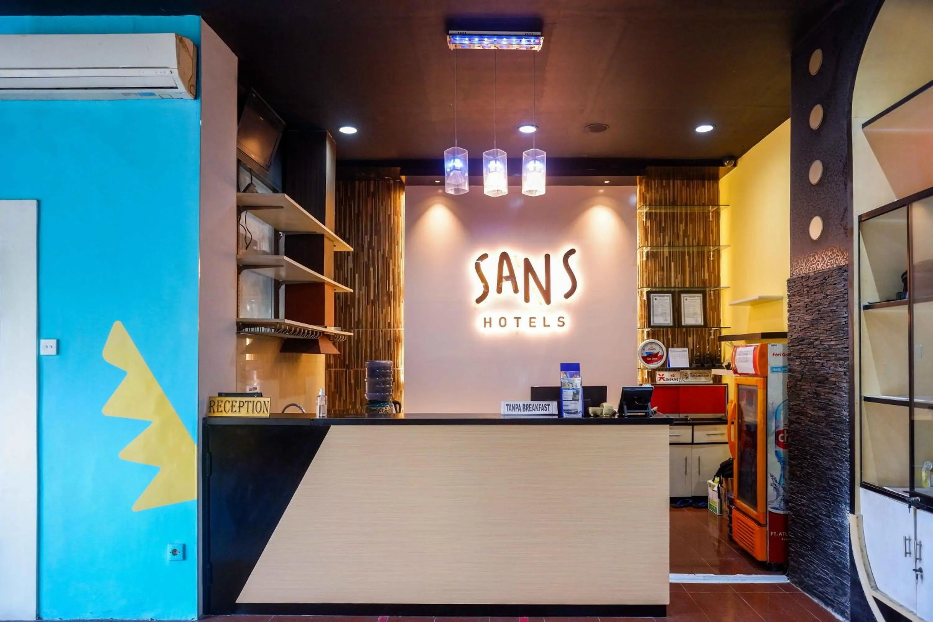 Lobby or reception in Sans Hotel International Surabaya