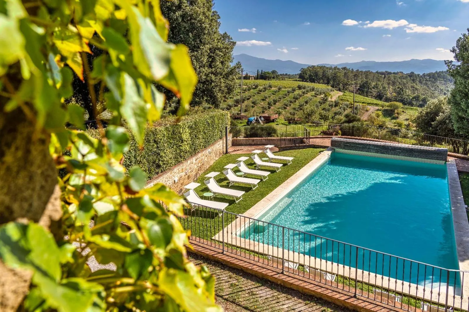 Swimming pool in Le Ragnaie