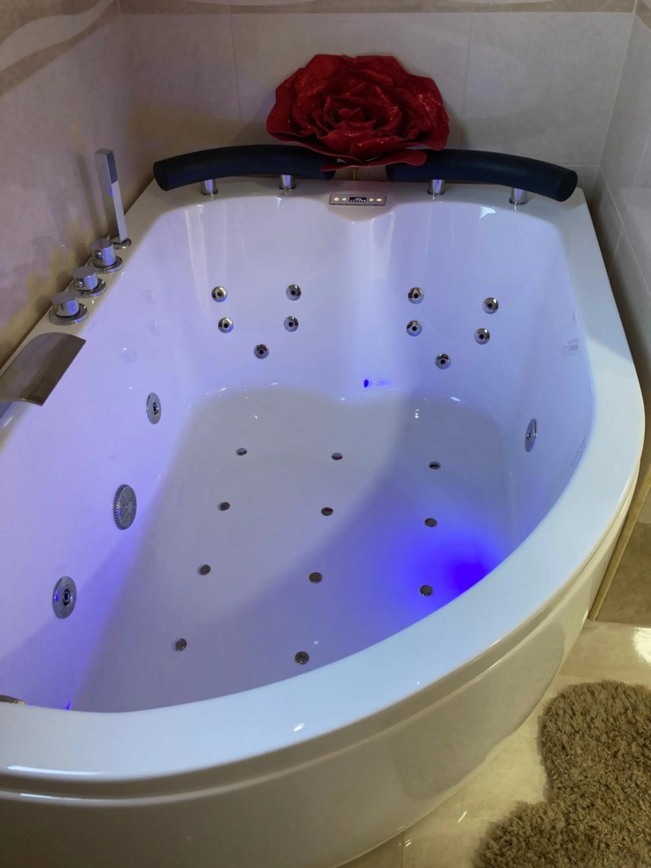 Hot Tub in B&B LA REGGIA DI RIHANNA spa