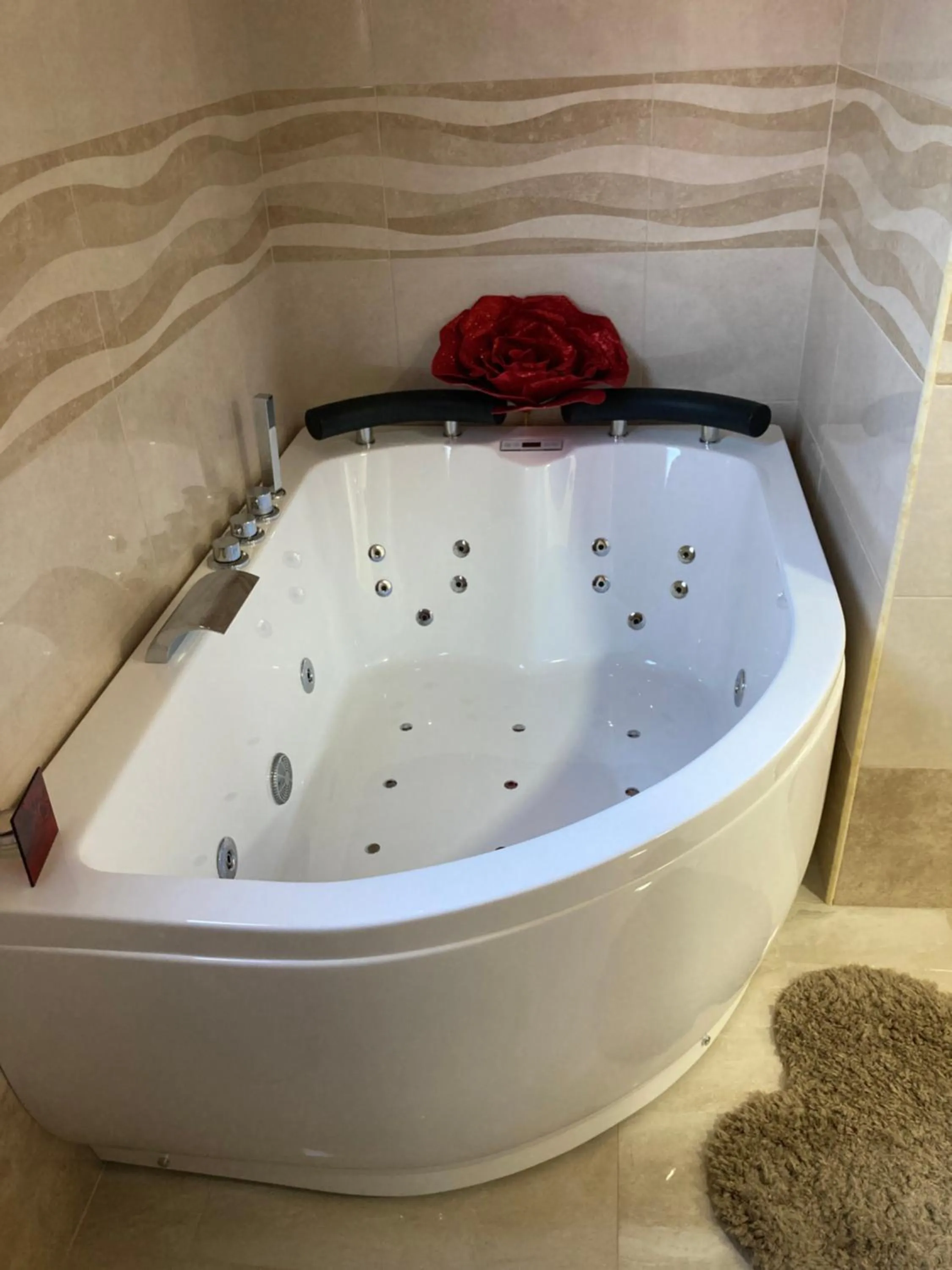 Hot Tub in B&B LA REGGIA DI RIHANNA spa