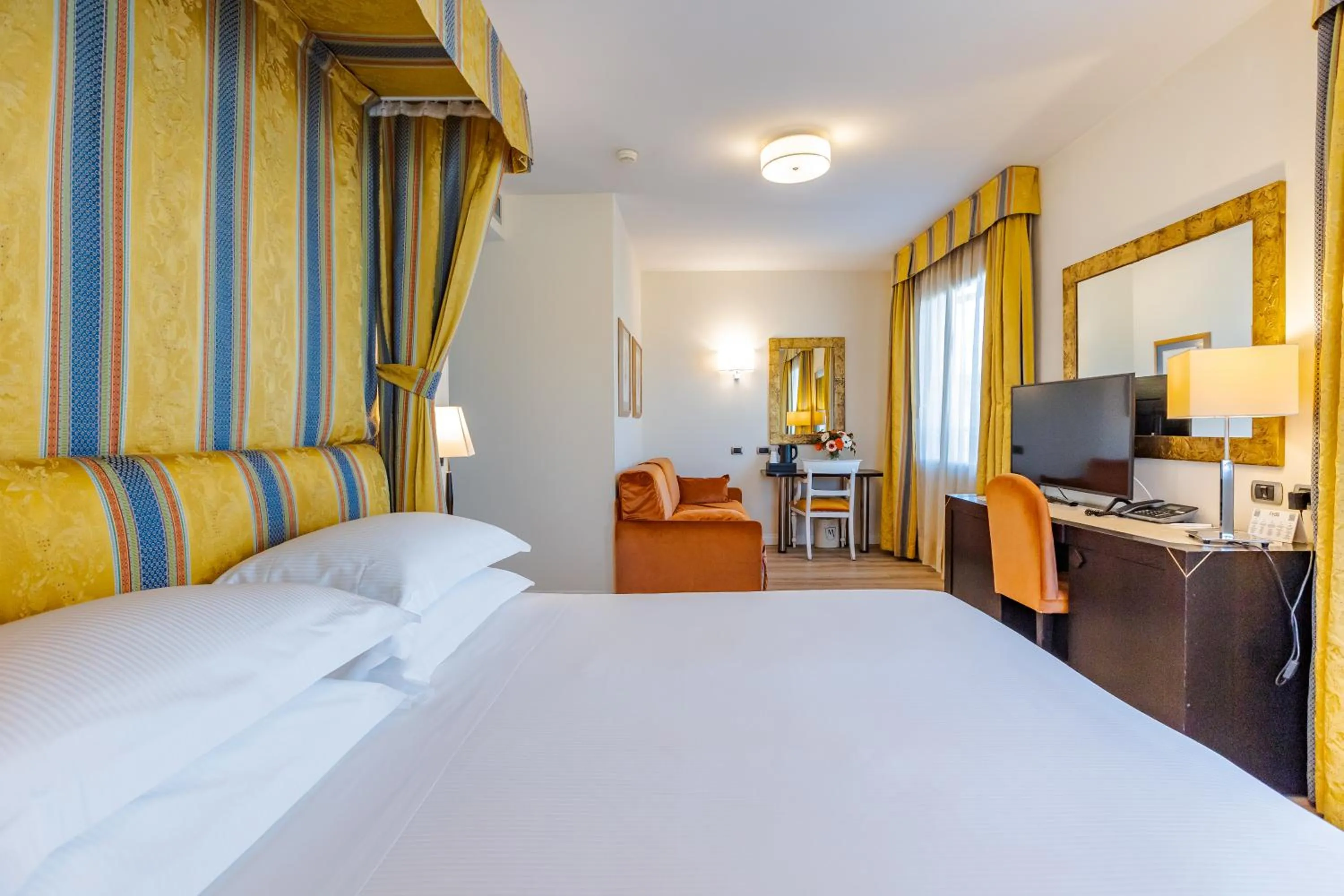 Photo of the whole room, Bed in FH55 Grand Hotel Mediterraneo