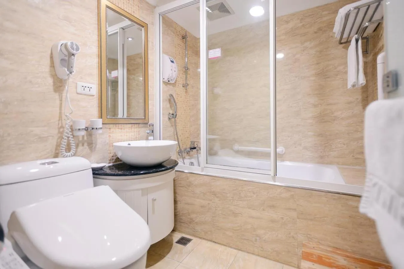 Kiwi Hotel MRT Wenxin Branch (Feng Chia Branch 1)