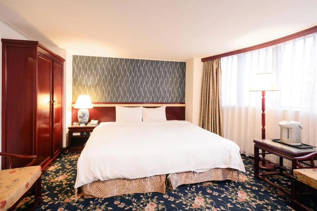 Kiwi Hotel MRT Wenxin Branch (Feng Chia Branch 1)