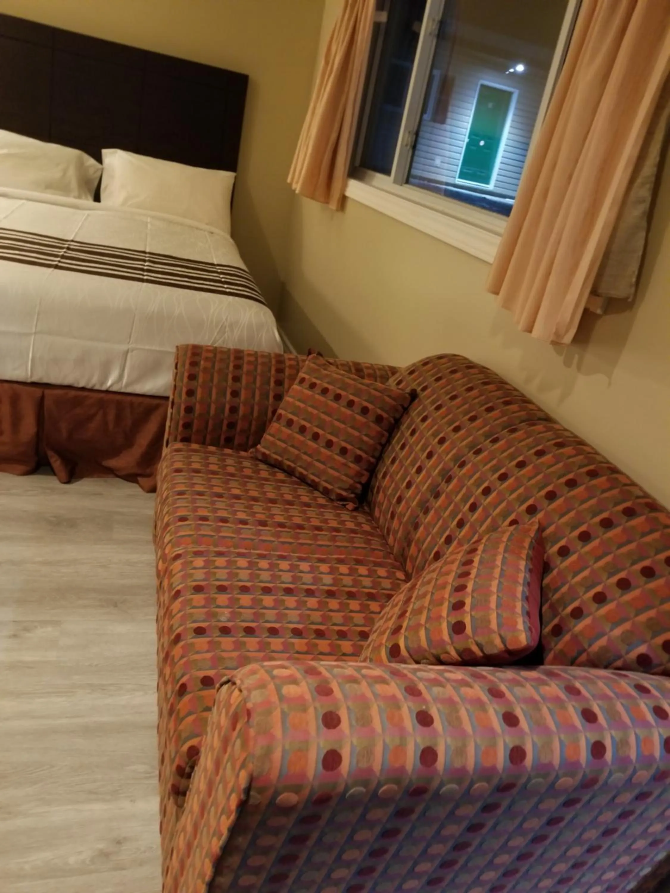 Seating area, Bed in Silver Maple Motel