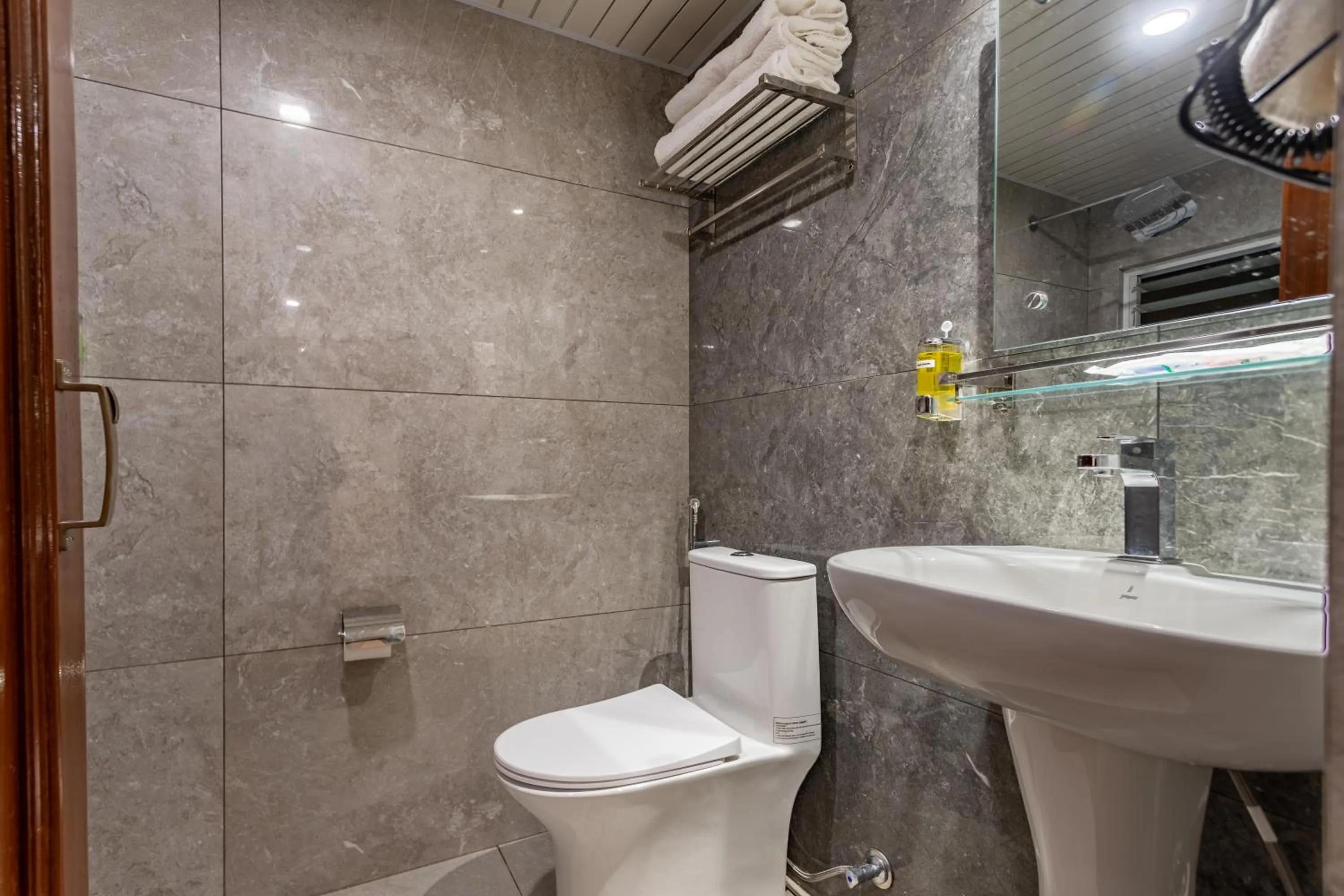 Toilet in Amarawati Boutique Hotel