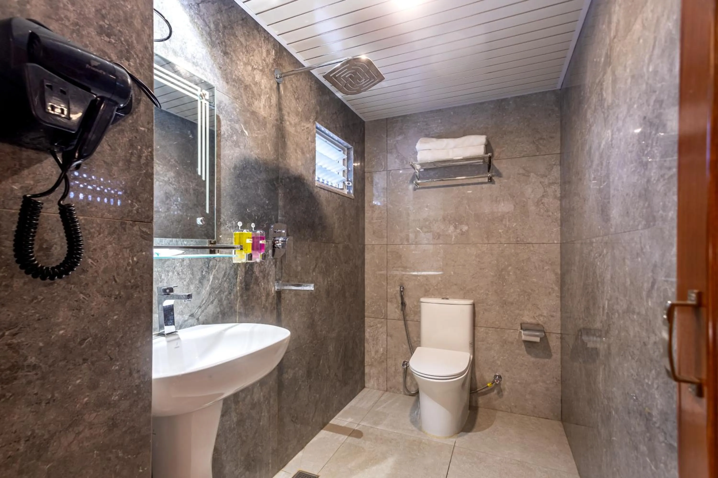 Toilet in Amarawati Boutique Hotel