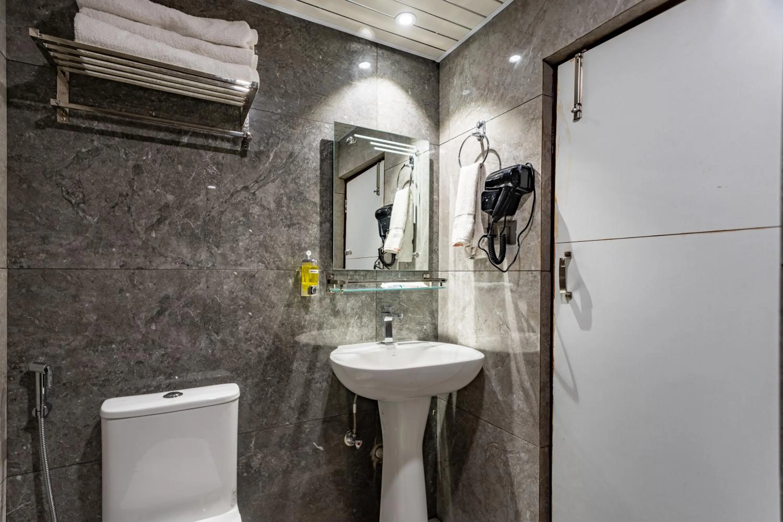 Toilet in Amarawati Boutique Hotel