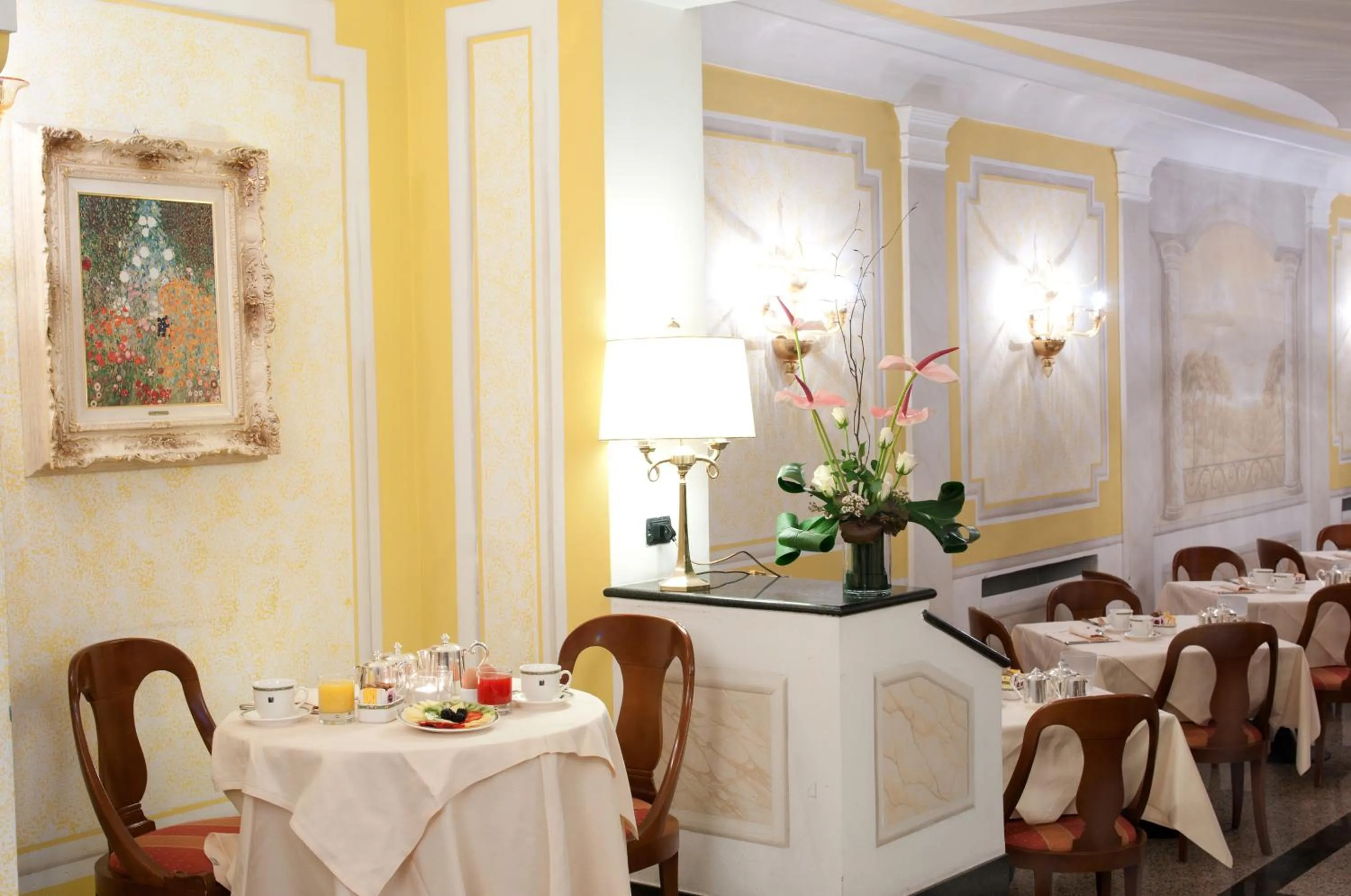 Restaurant/places to eat in Hotel Marconi