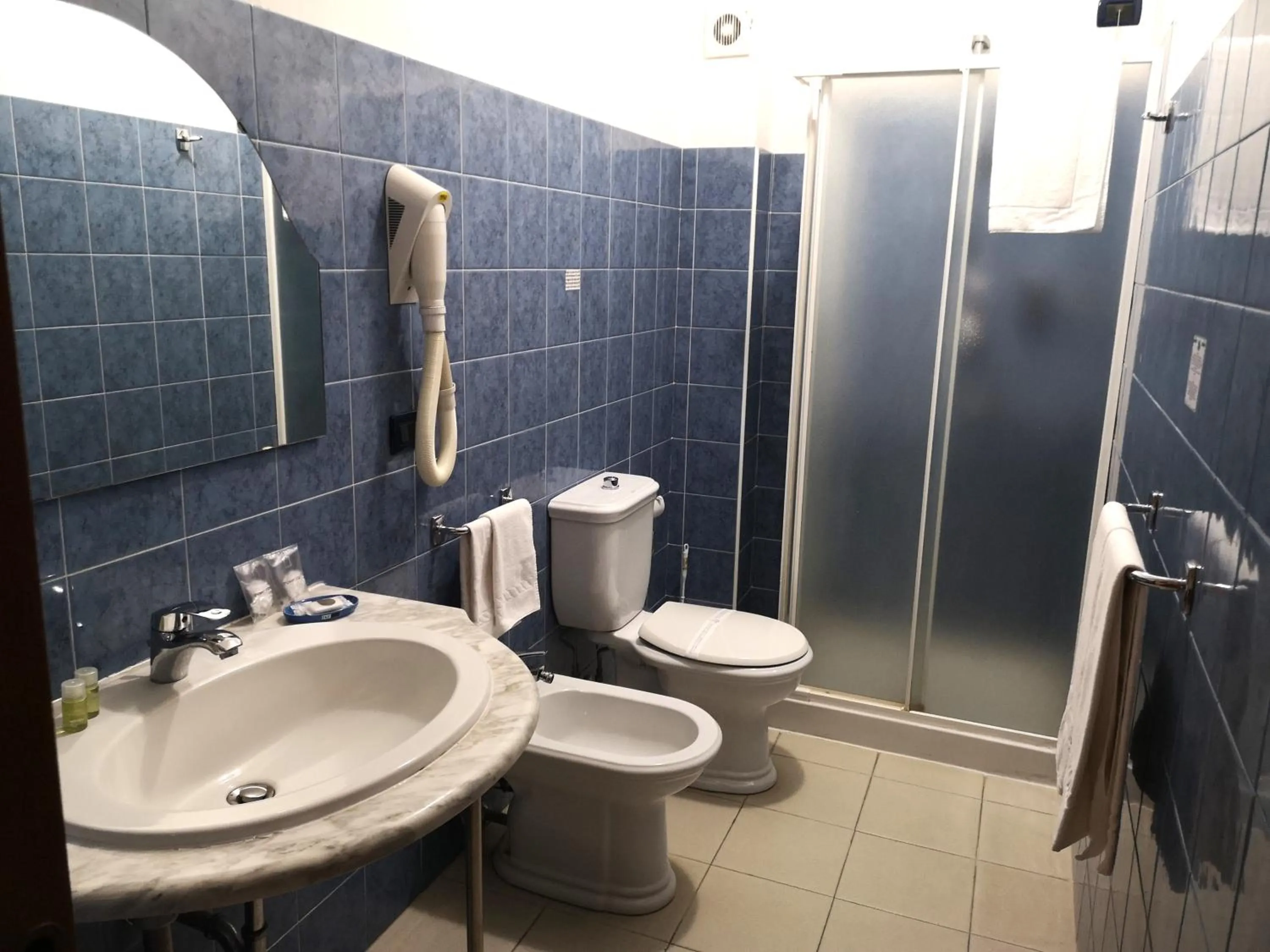 Shower in Oasi Park Hotel