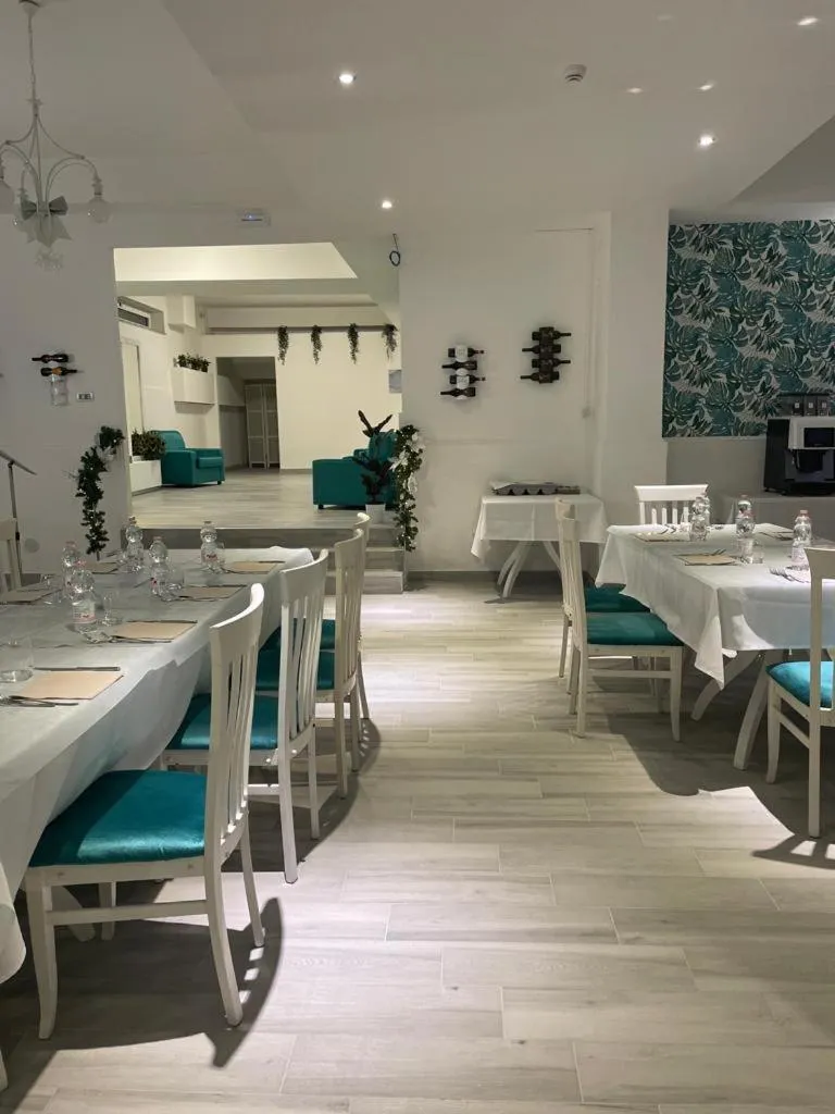 Restaurant/places to eat in Oasi Park Hotel