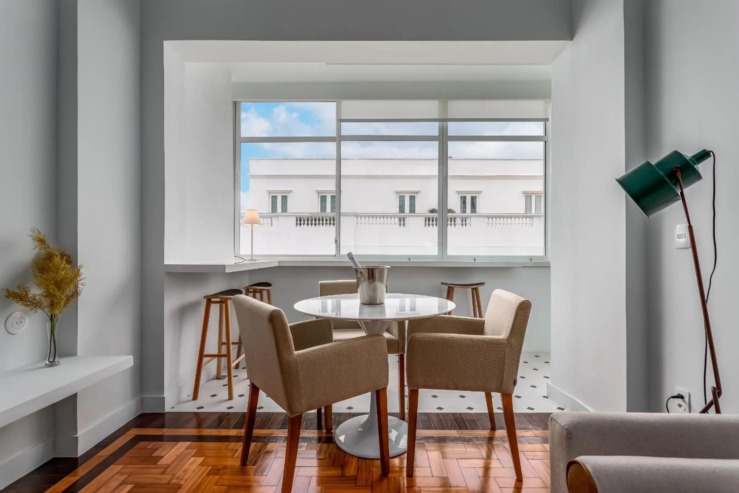 Communal lounge/ TV room in Vista para praia de Copacabana - RD1003 Z4