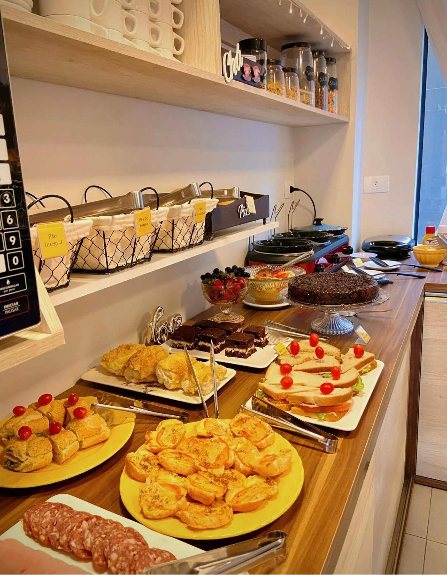 Buffet breakfast in Pousada Villa Vantino