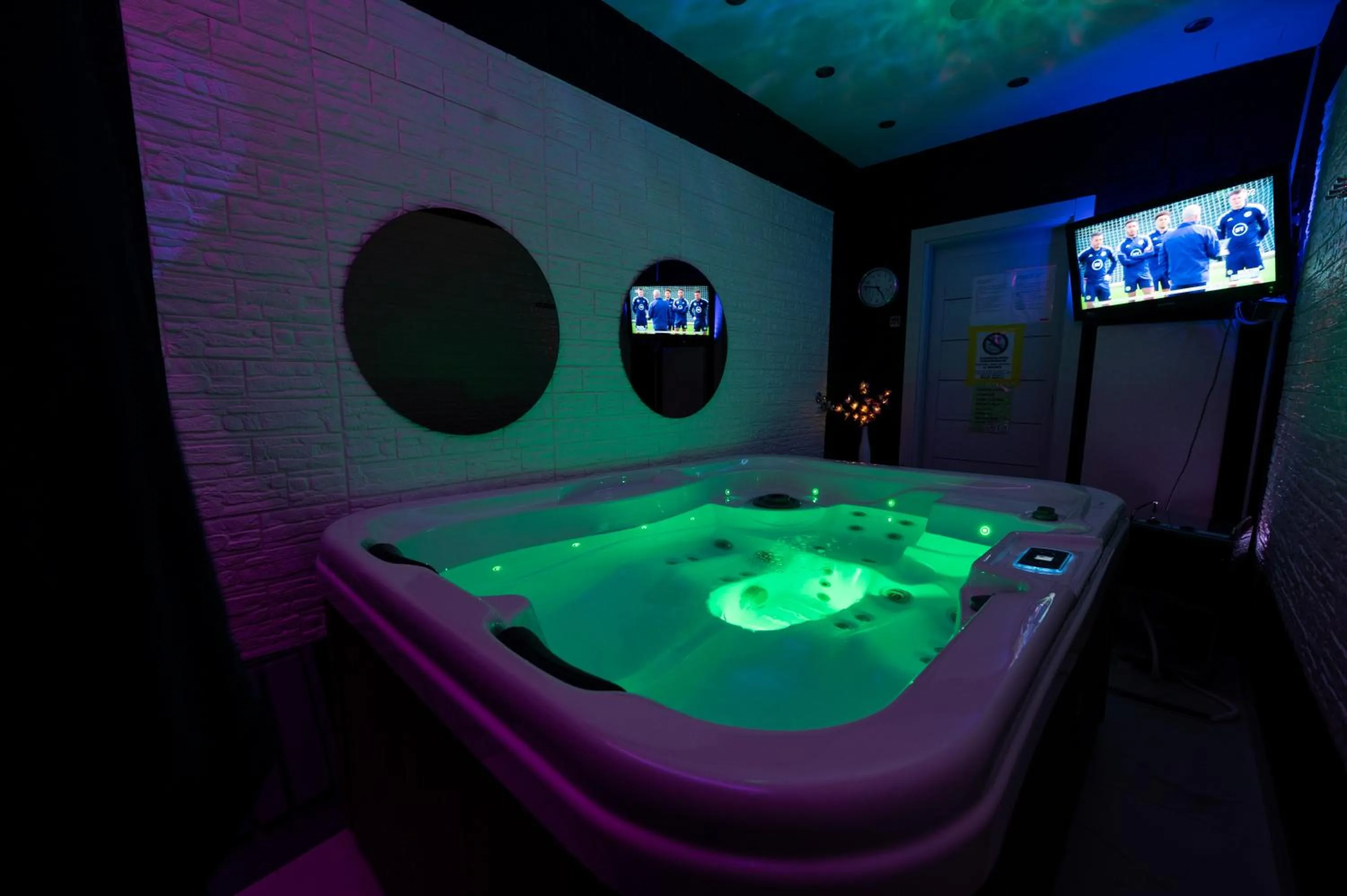 Hot Tub in Aurora Lux Spa Smart apartments