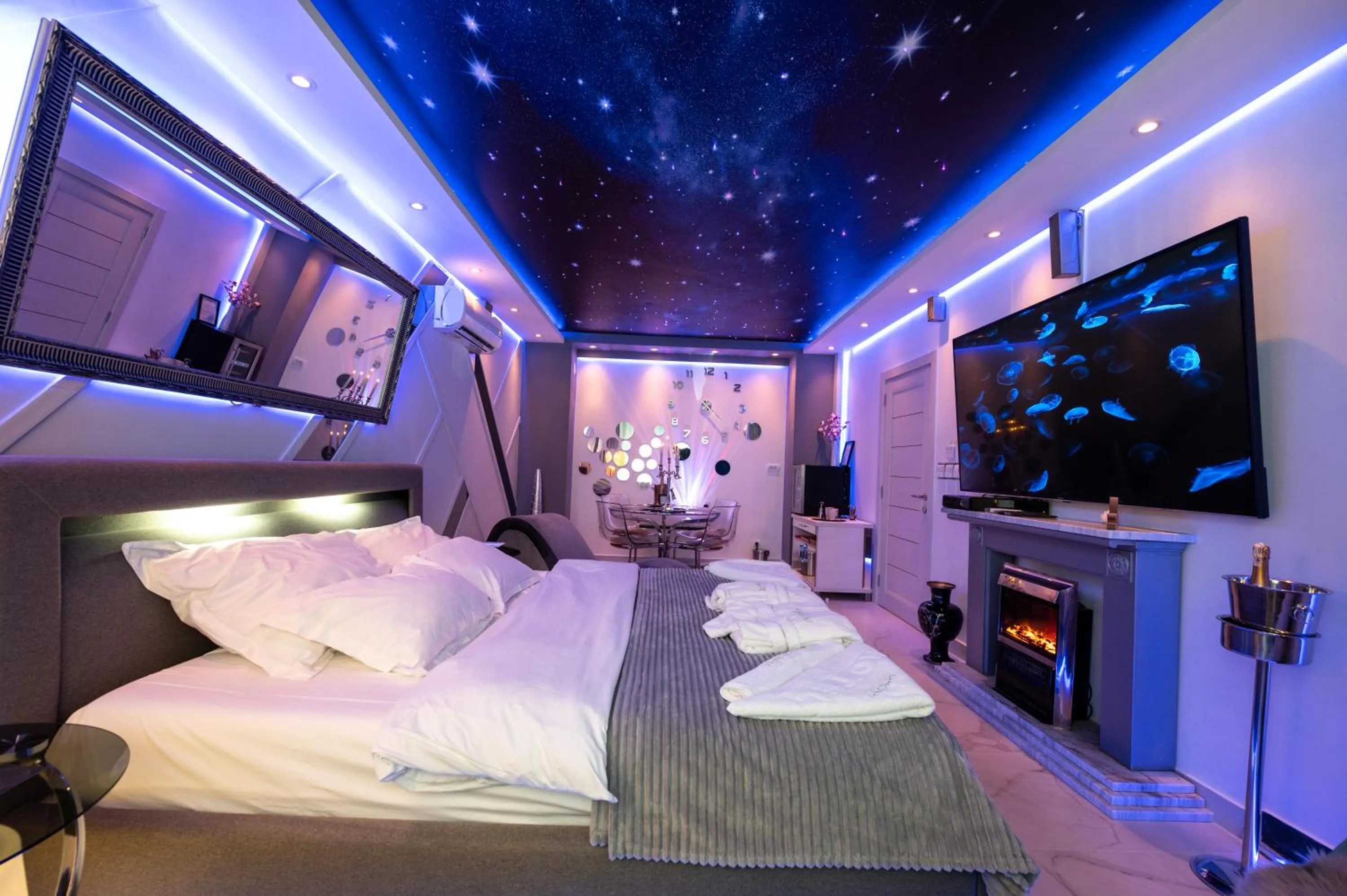 Photo of the whole room, Bed in Aurora Lux Spa Smart apartments