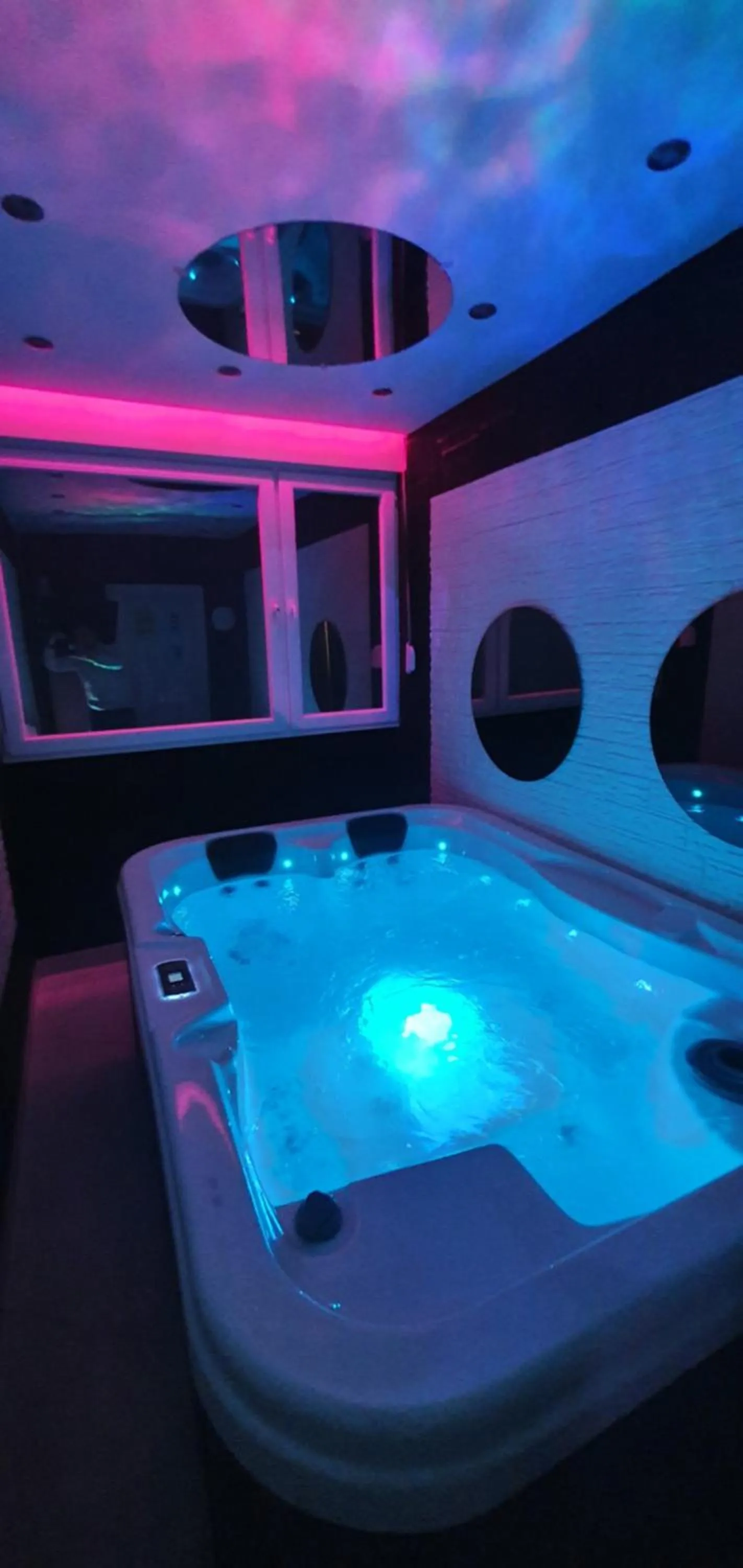 Hot Tub in Aurora Lux Spa Smart apartments