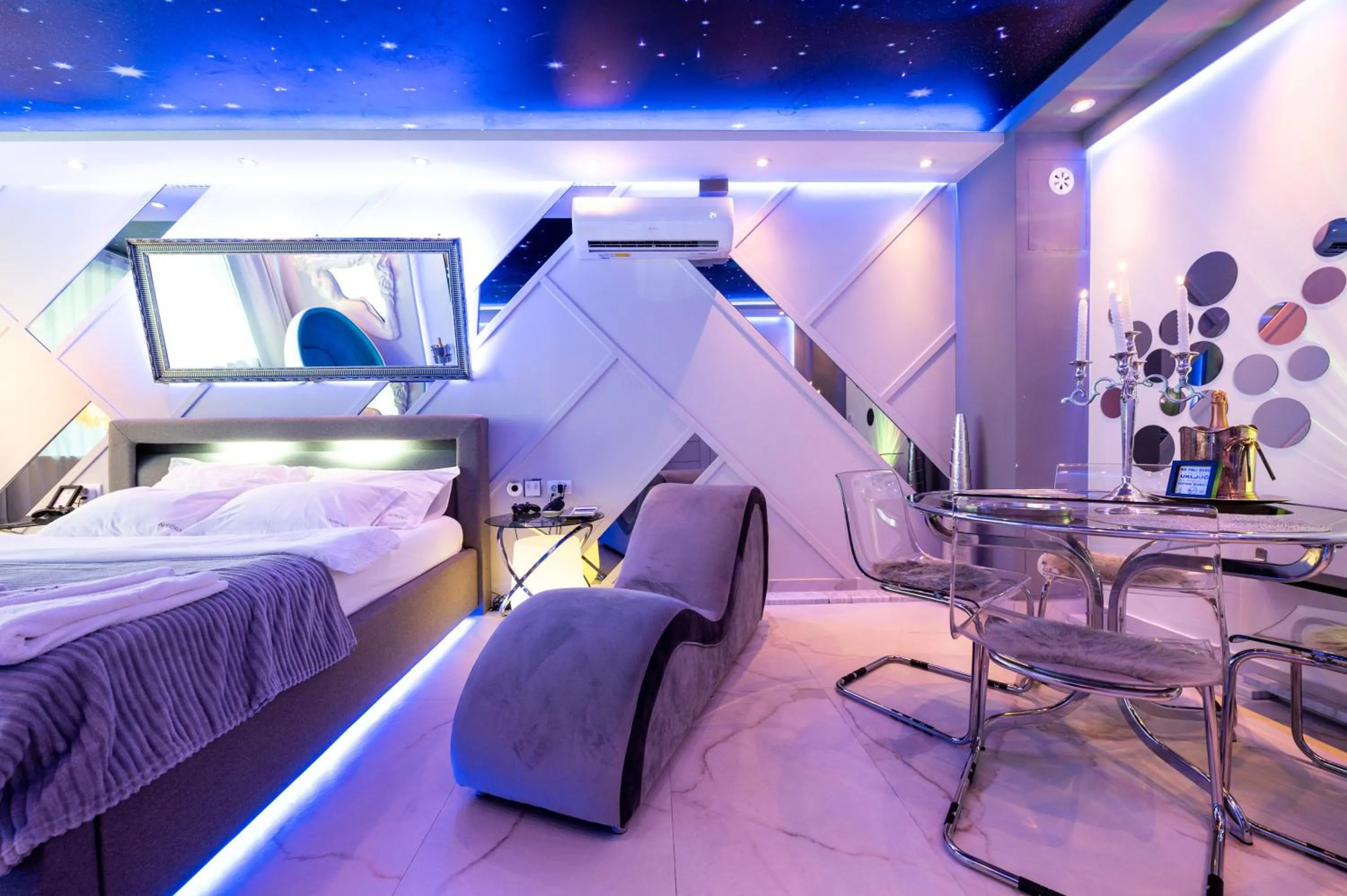 Lunch, Bed in Aurora Lux Spa Smart apartments