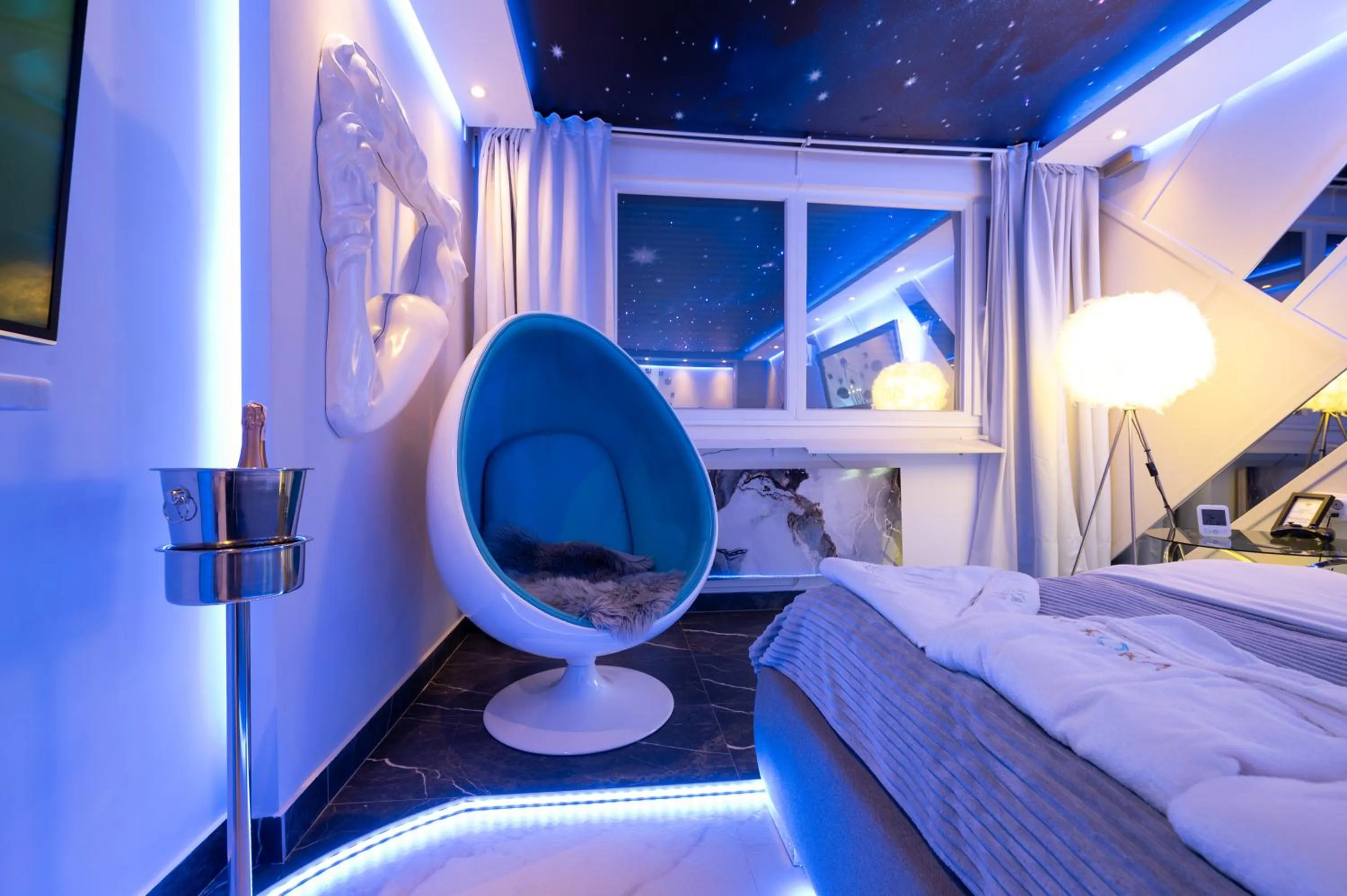 Seating area, Bed in Aurora Lux Spa Smart apartments