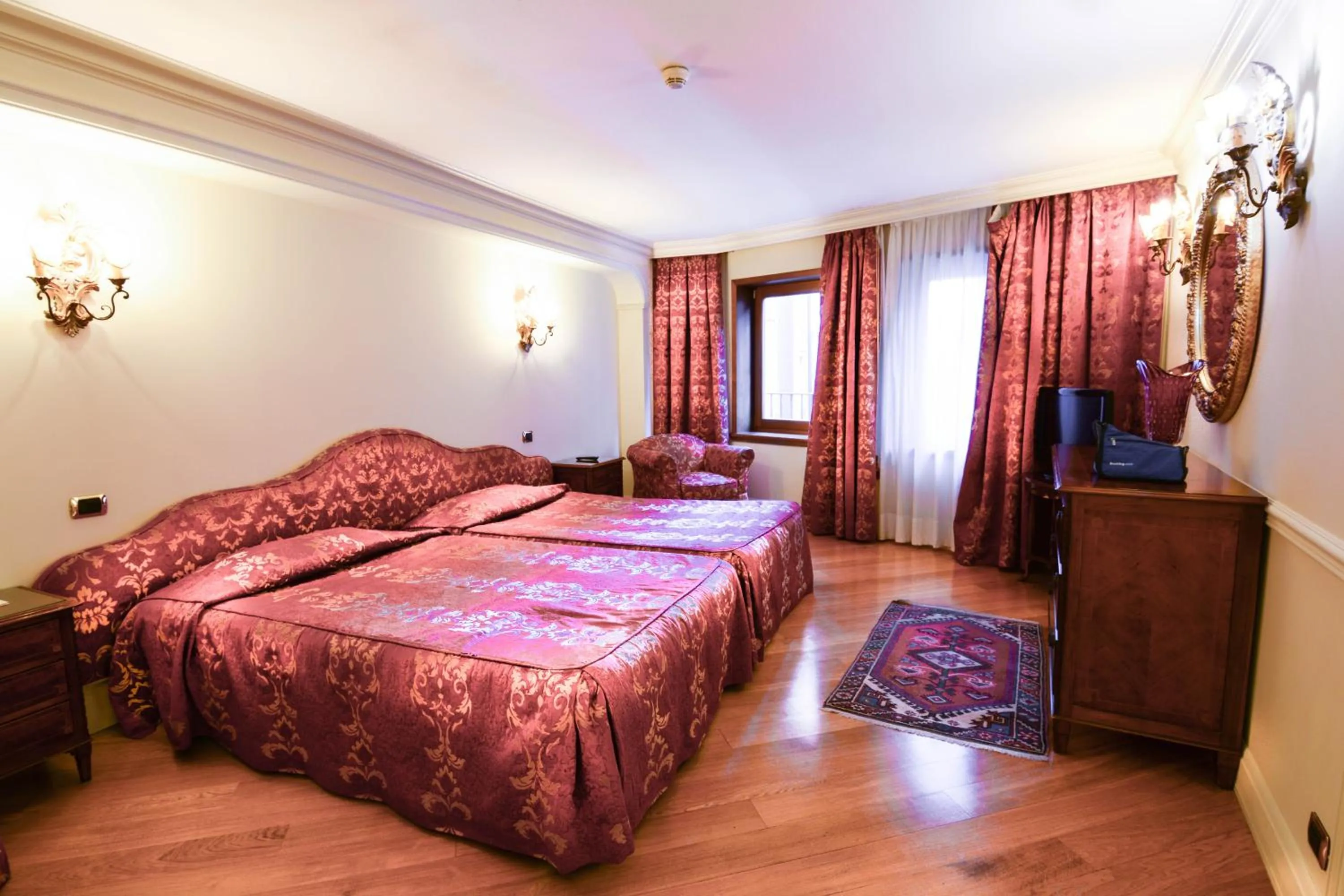 Photo of the whole room, Bed in Suites Torre Dell'Orologio