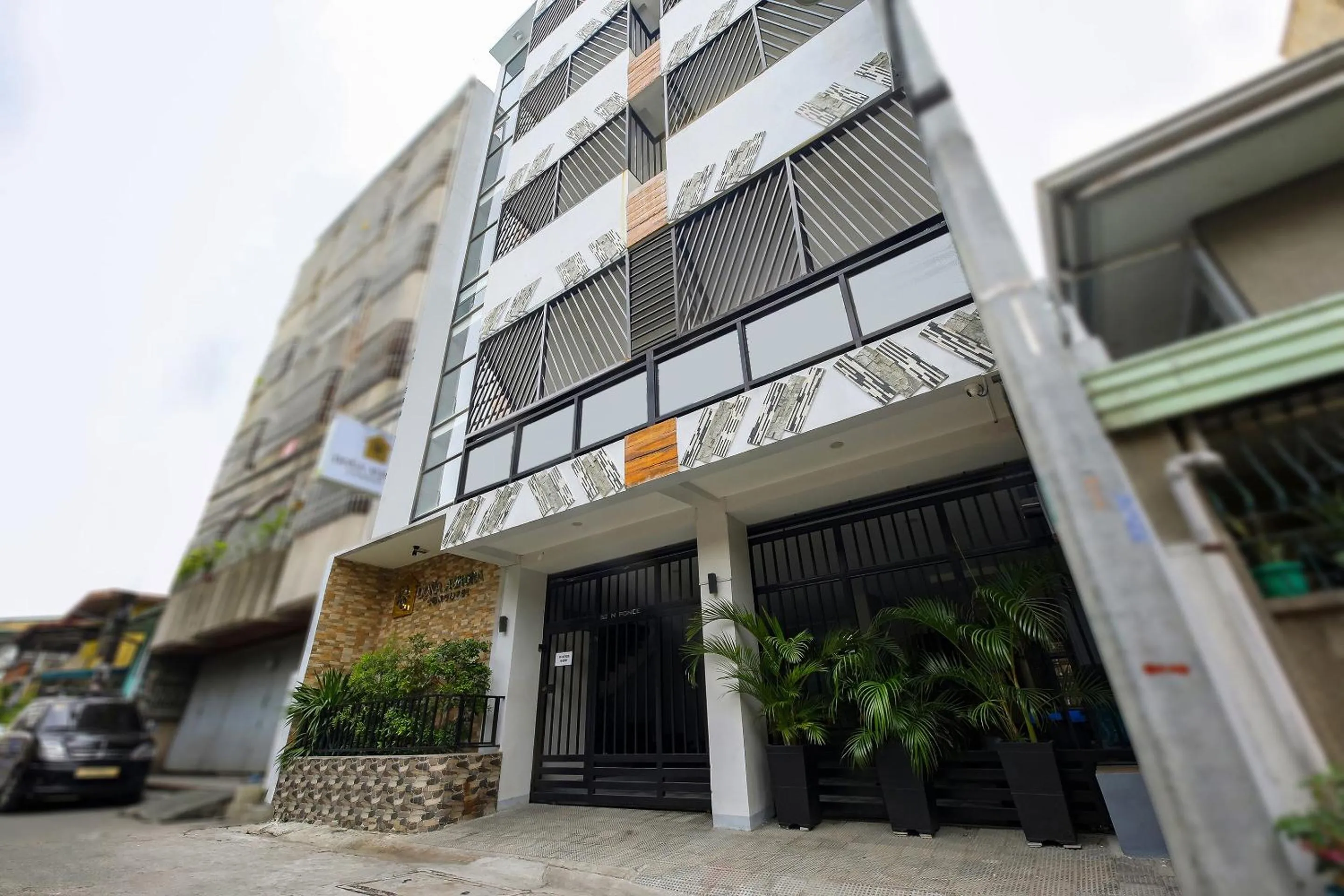 Facade/entrance in OYO 848 Dona Aurora Condotel