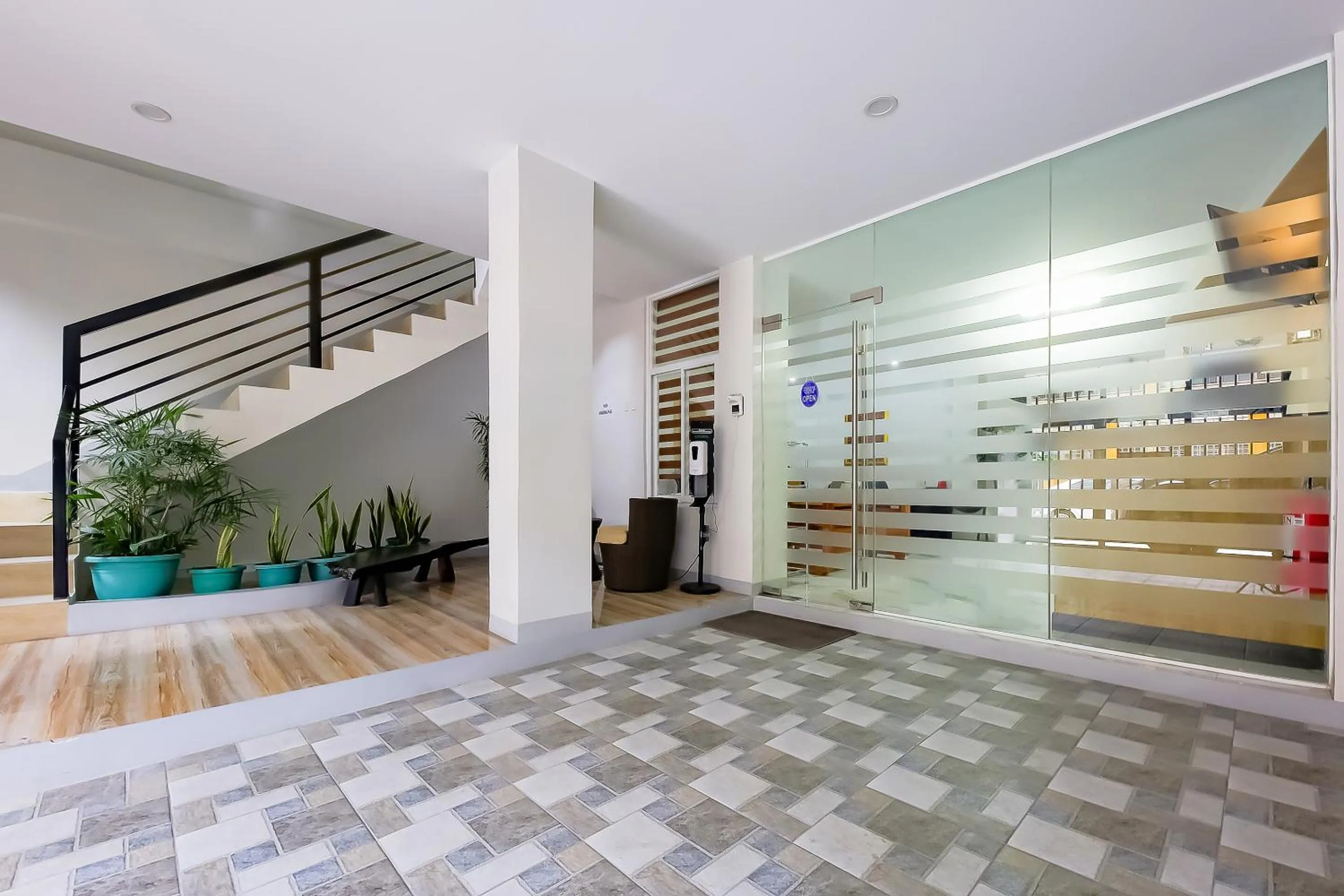 Lobby or reception in OYO 848 Dona Aurora Condotel