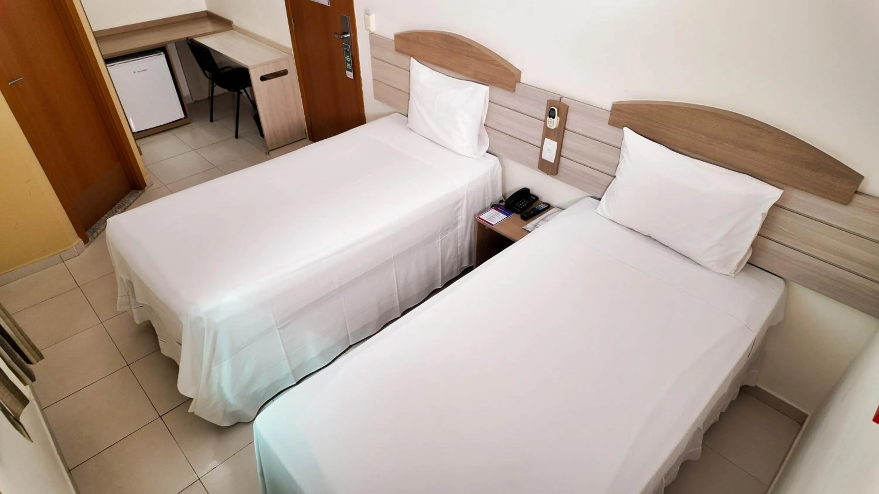 Photo of the whole room, Bed in Larison Executive - by Easy Hotéis