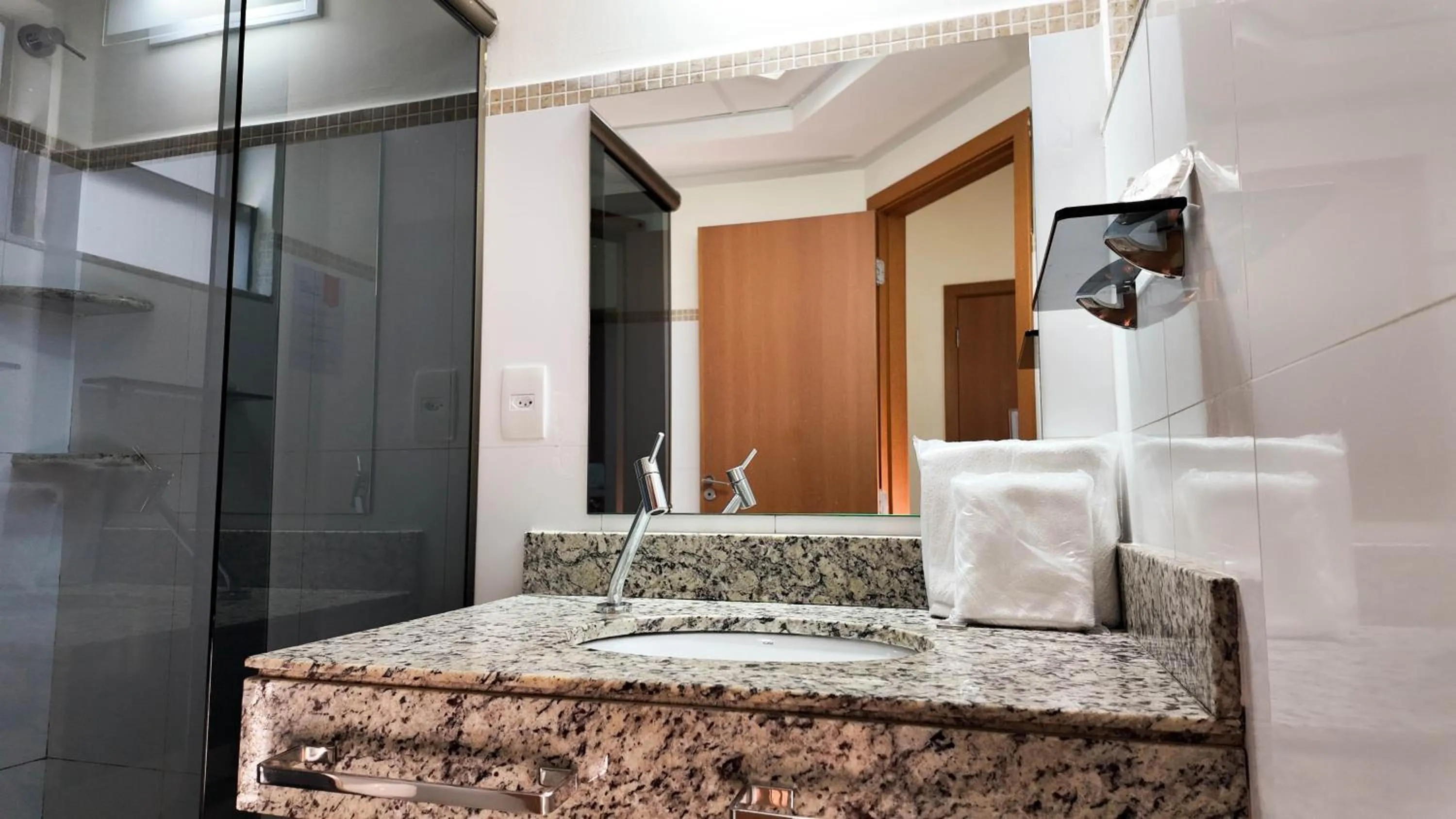 Bathroom in Larison Executive - by Easy Hotéis