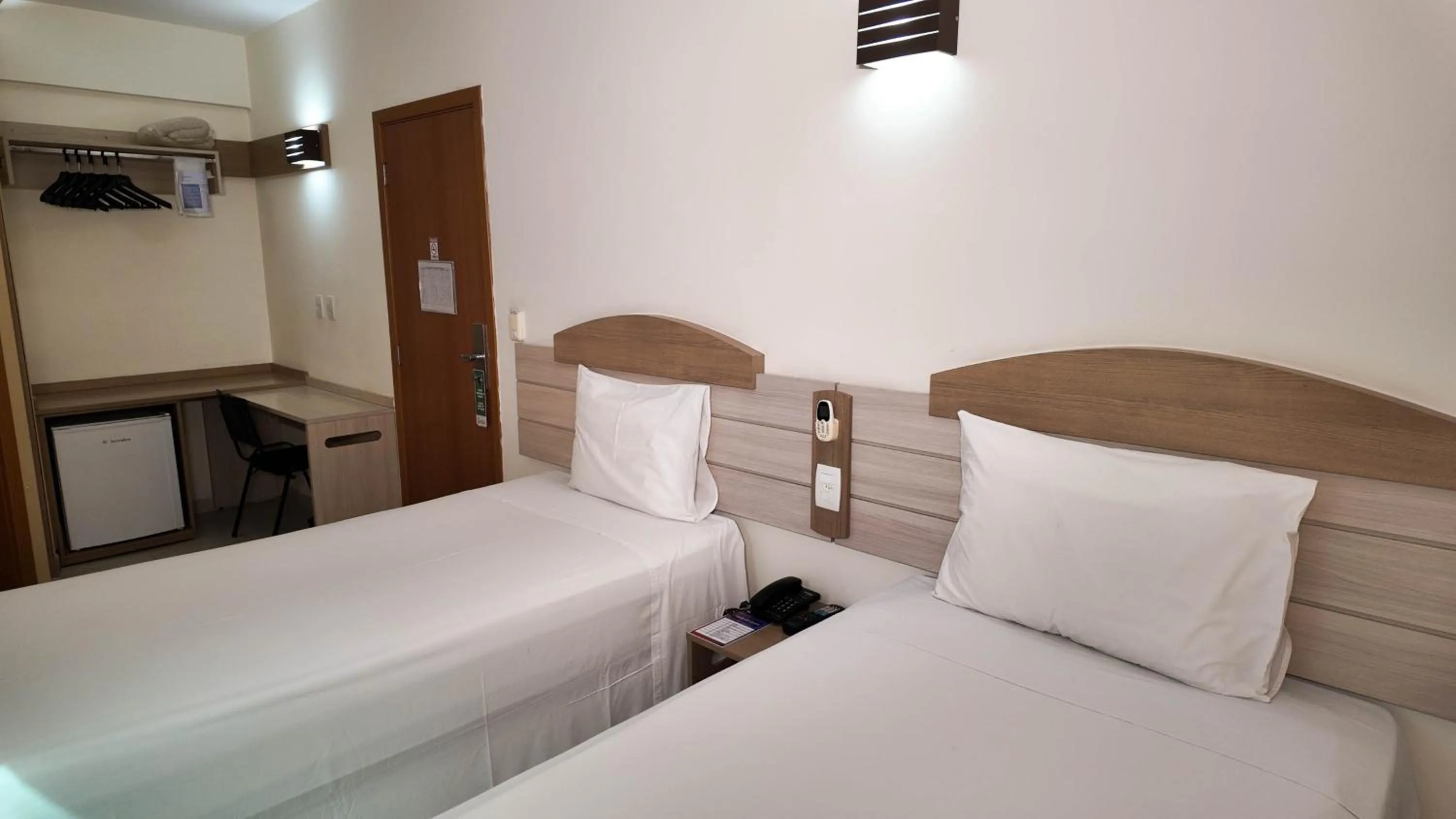 Photo of the whole room, Bed in Larison Executive - by Easy Hotéis