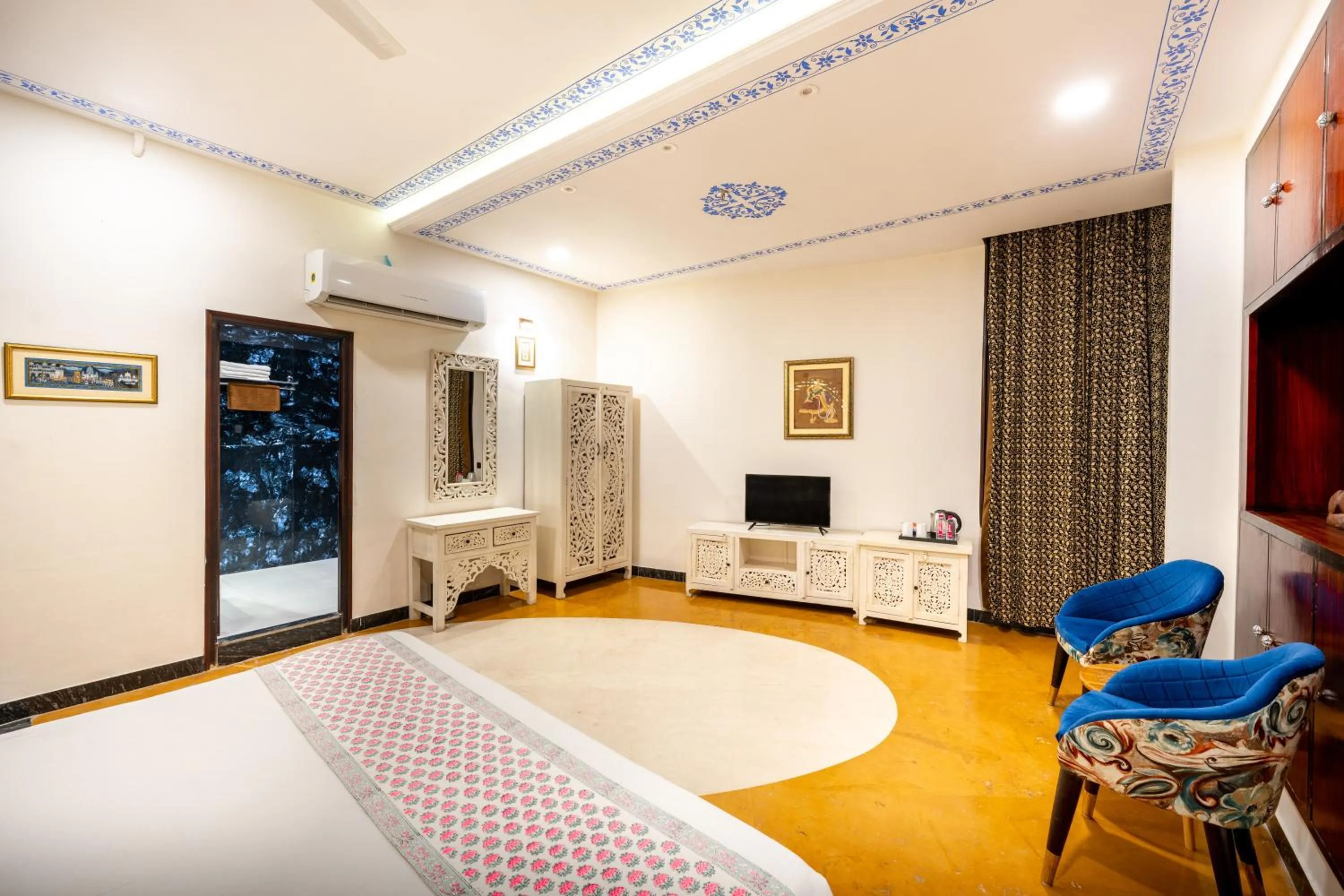 Bed in The Chronicles - Near the Lake Pichola Udaipur