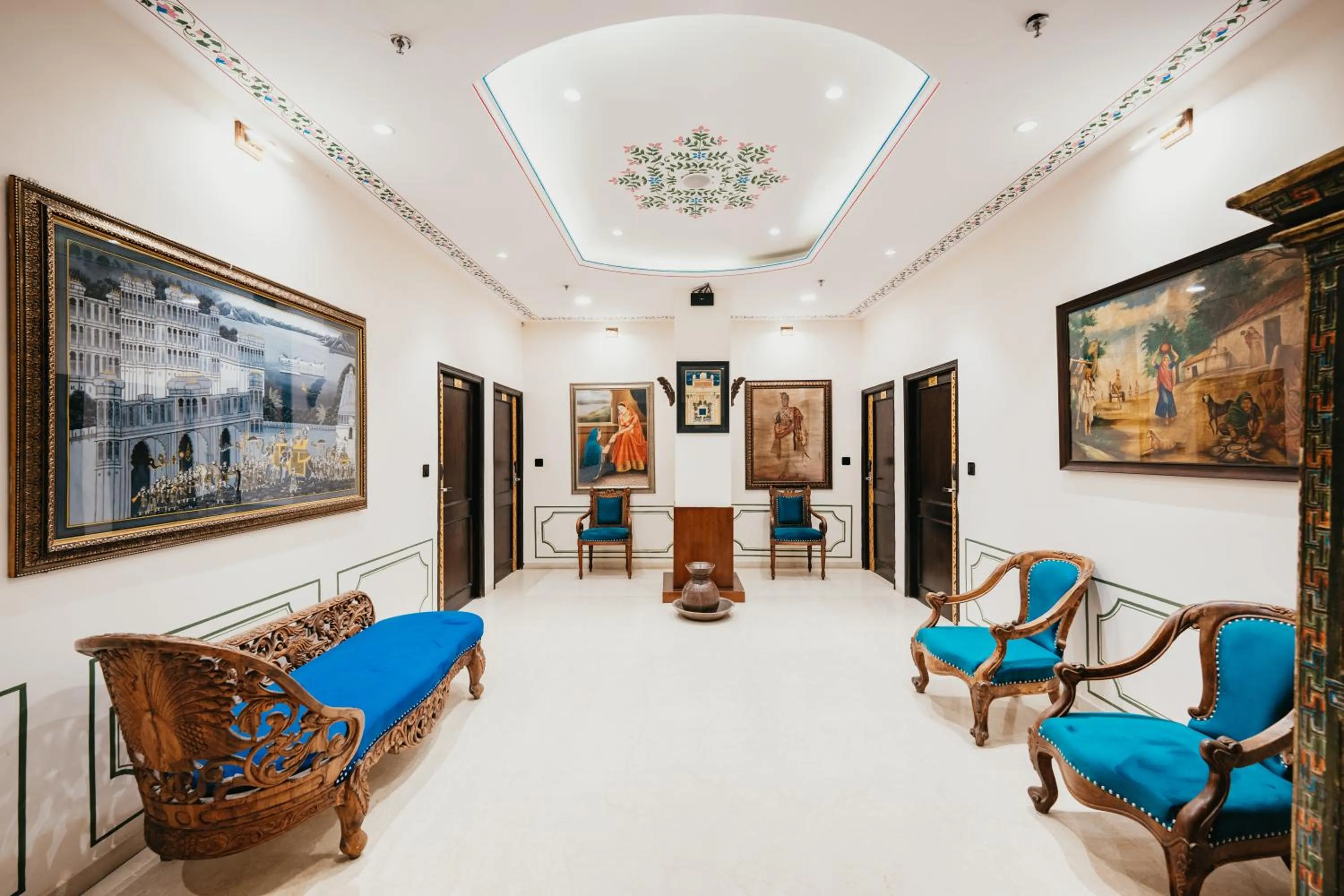 Lounge or bar in The Chronicles - Near the Lake Pichola Udaipur