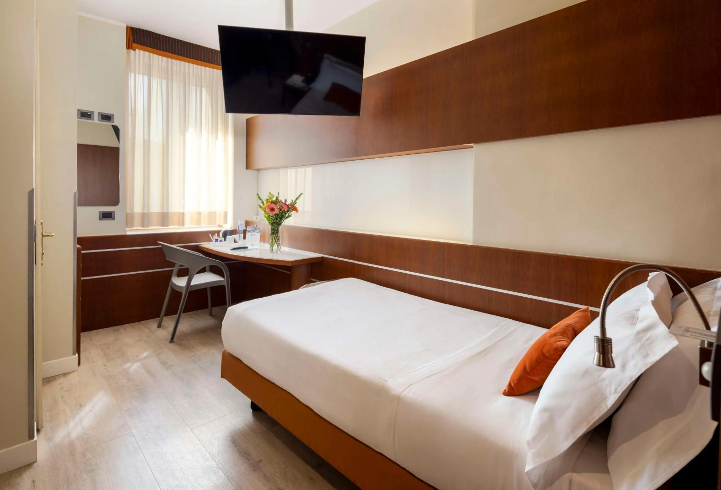 Bedroom, Bed in Best Western Madison Hotel