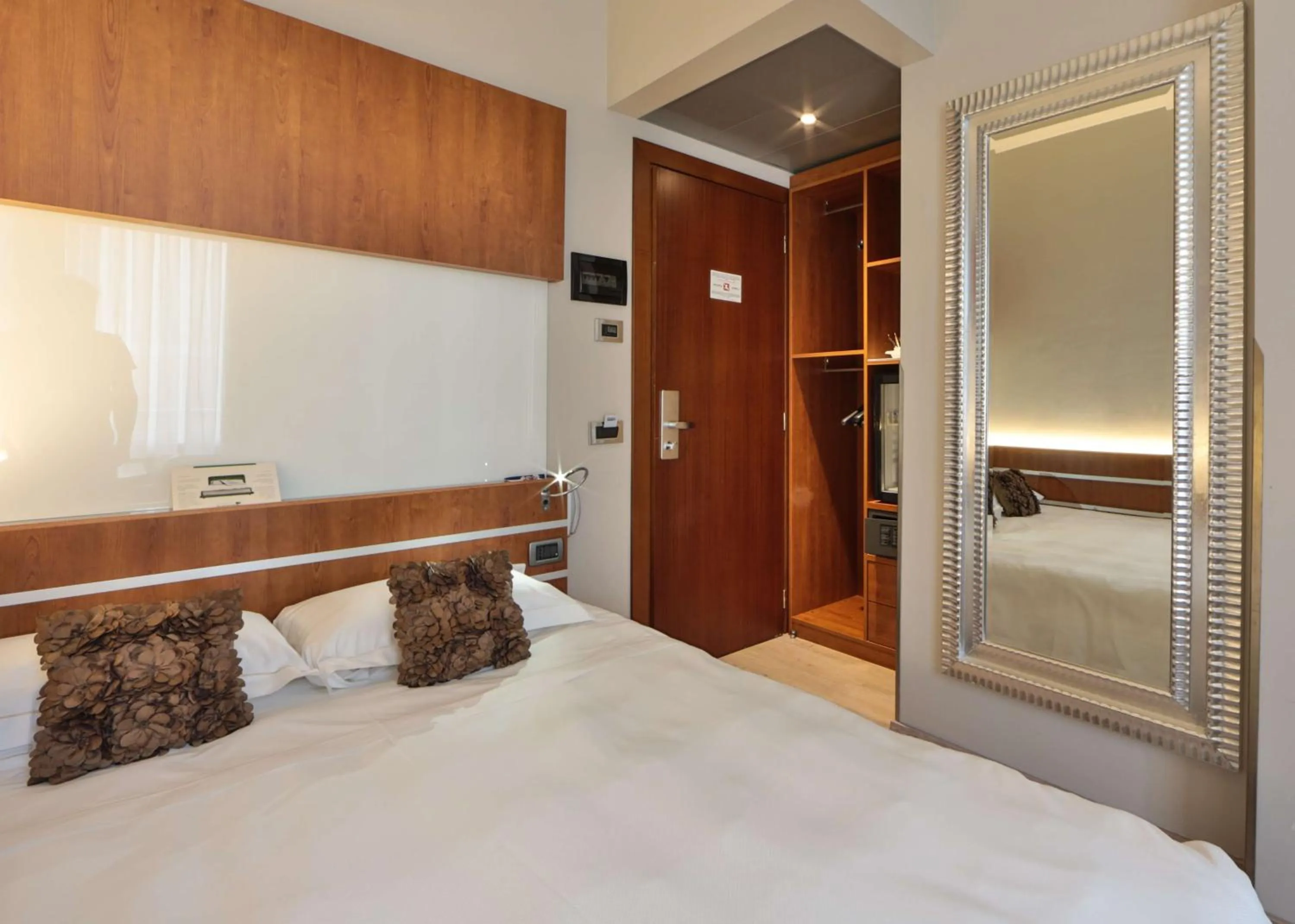 Bedroom, Bed in Best Western Madison Hotel