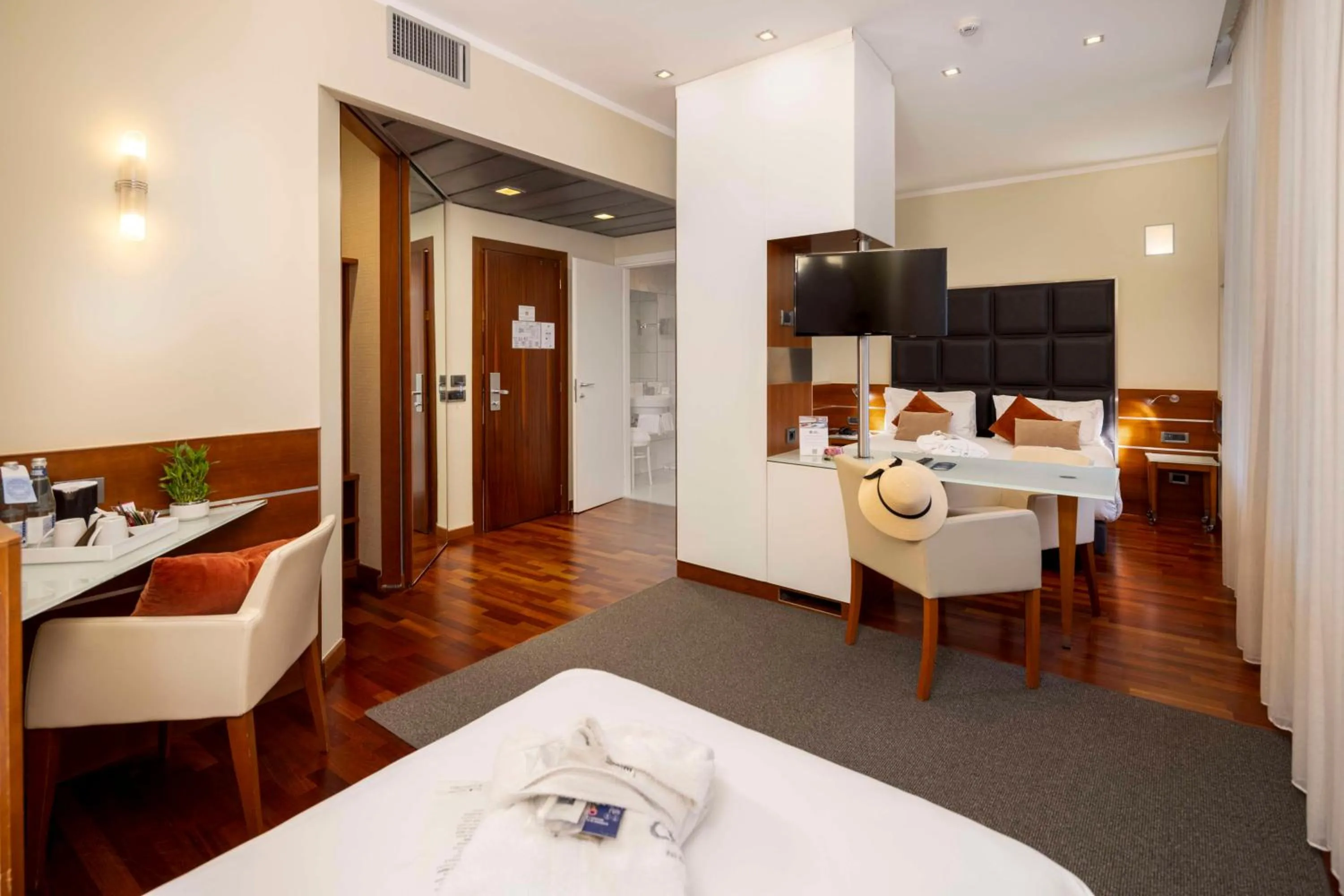 Photo of the whole room, Bed in Best Western Madison Hotel