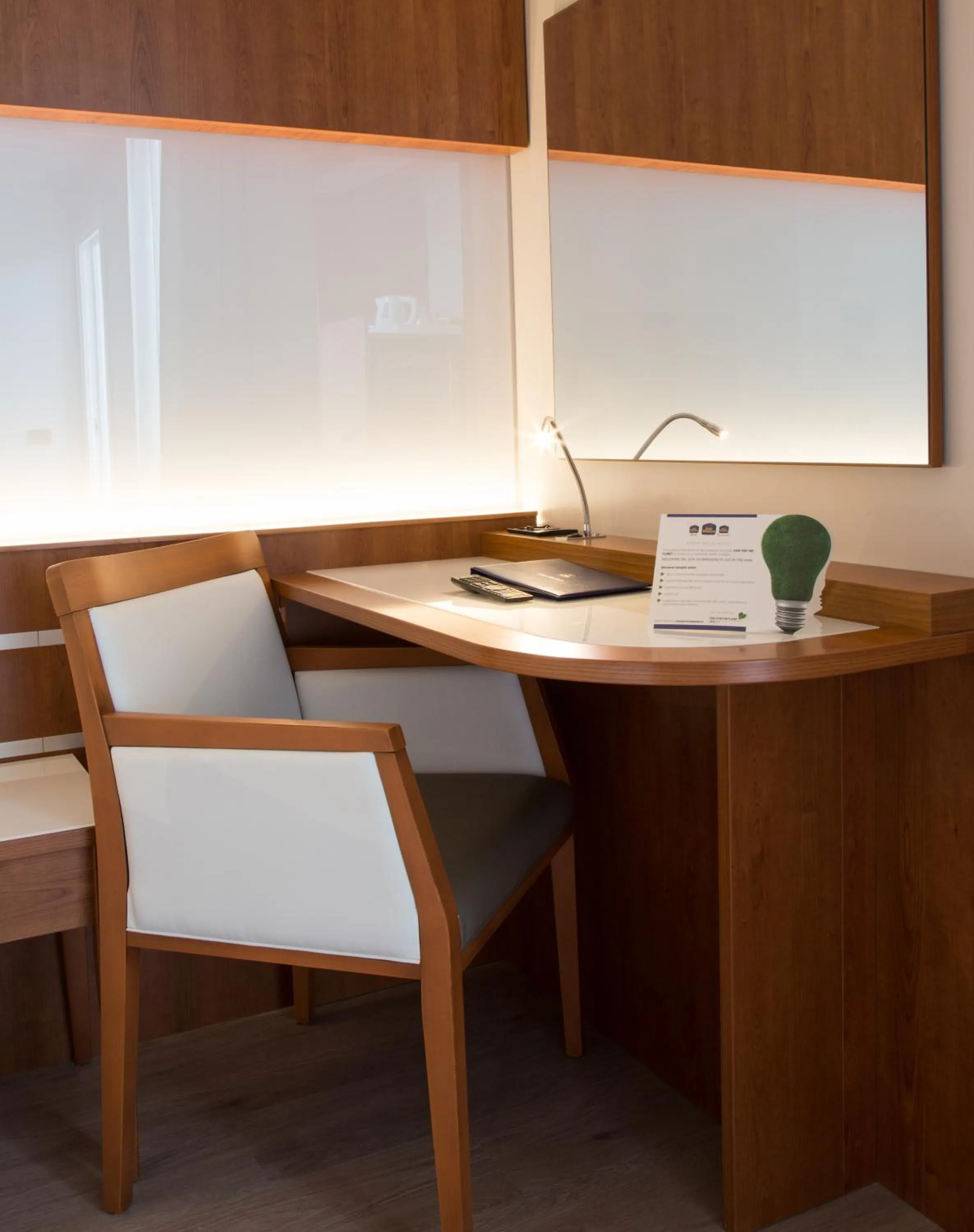 Seating area in Best Western Madison Hotel