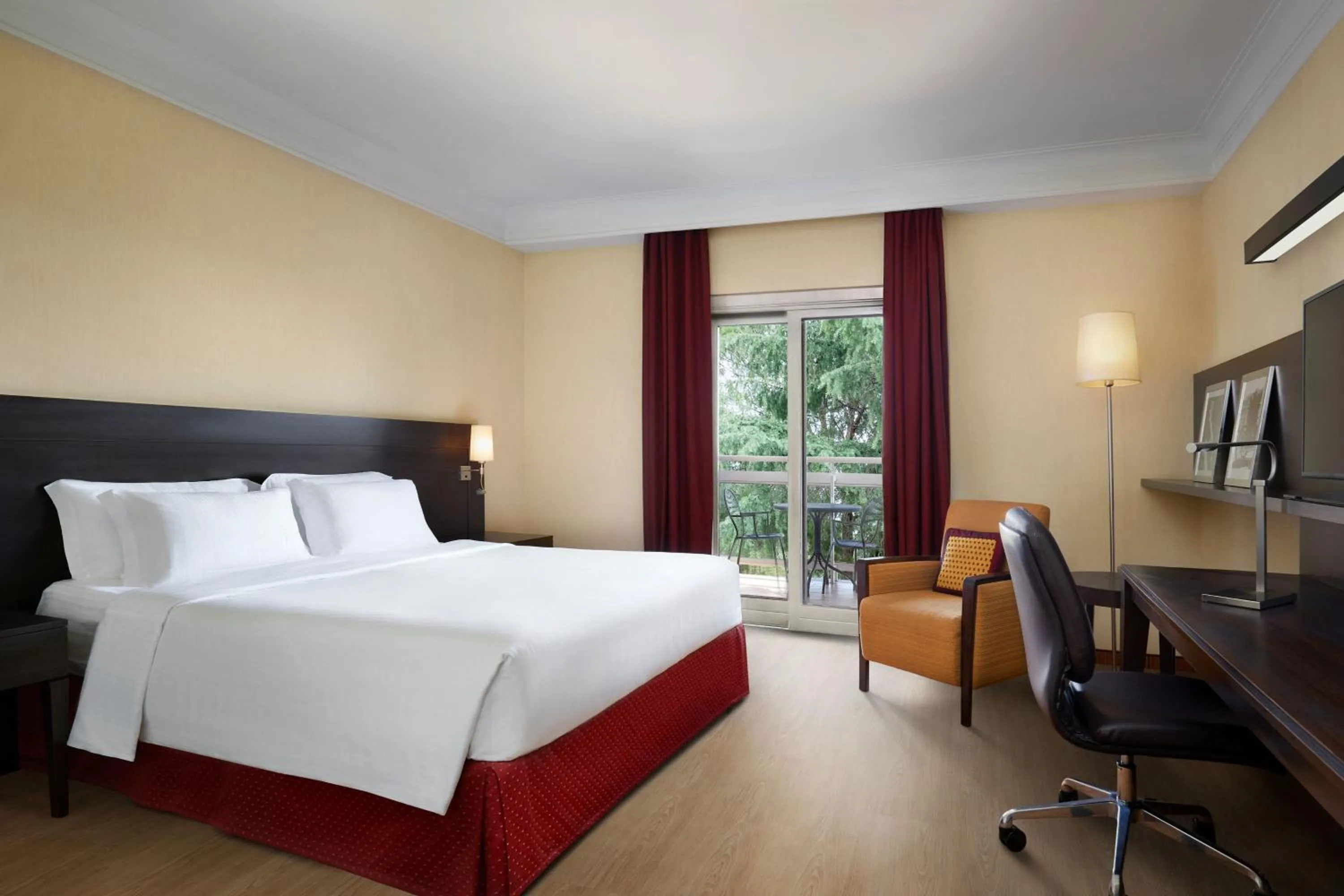Bedroom, Bed in Courtyard by Marriott Rome Central Park