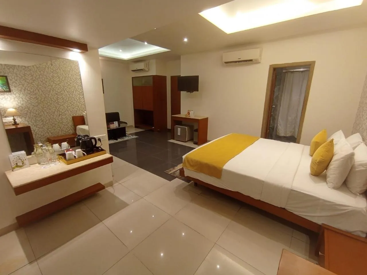 Bed in Pride Biznotel Alkapuri Near Vadodara Airport