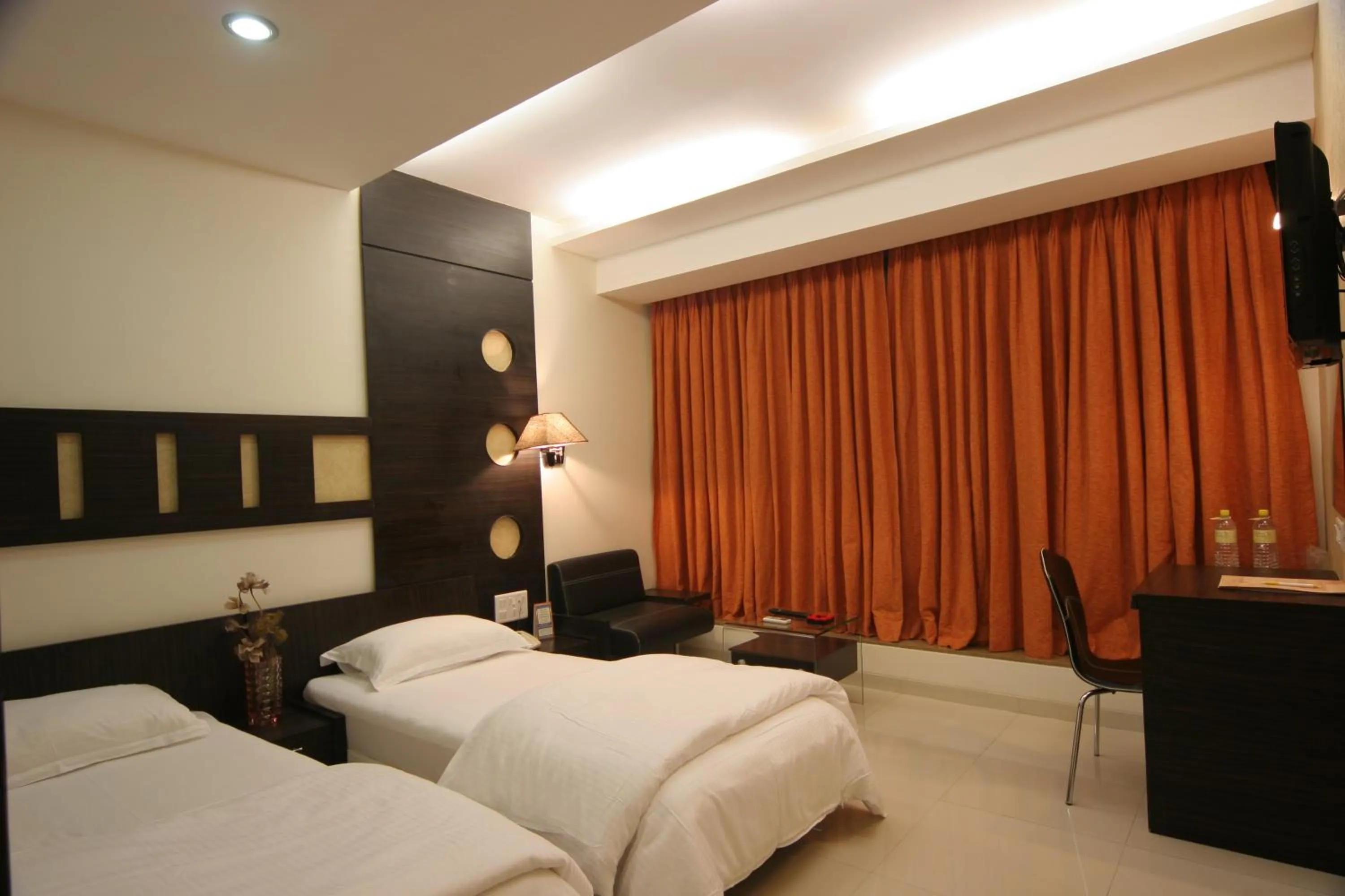 Bed in Pride Biznotel Alkapuri Near Vadodara Airport