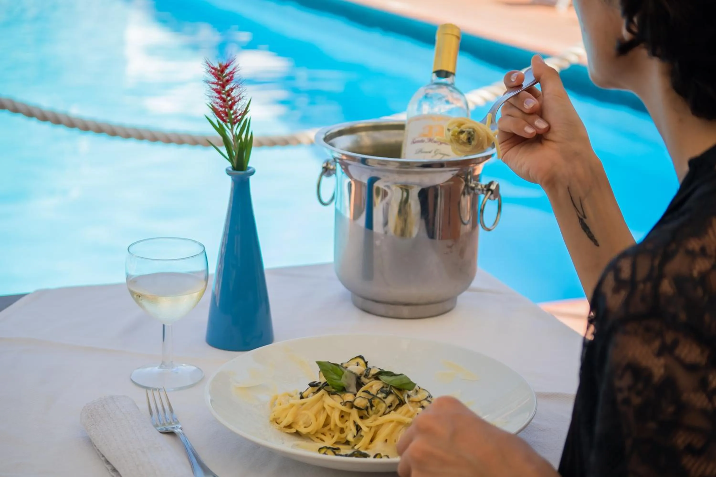 Swimming pool in Hotel Central Wellness