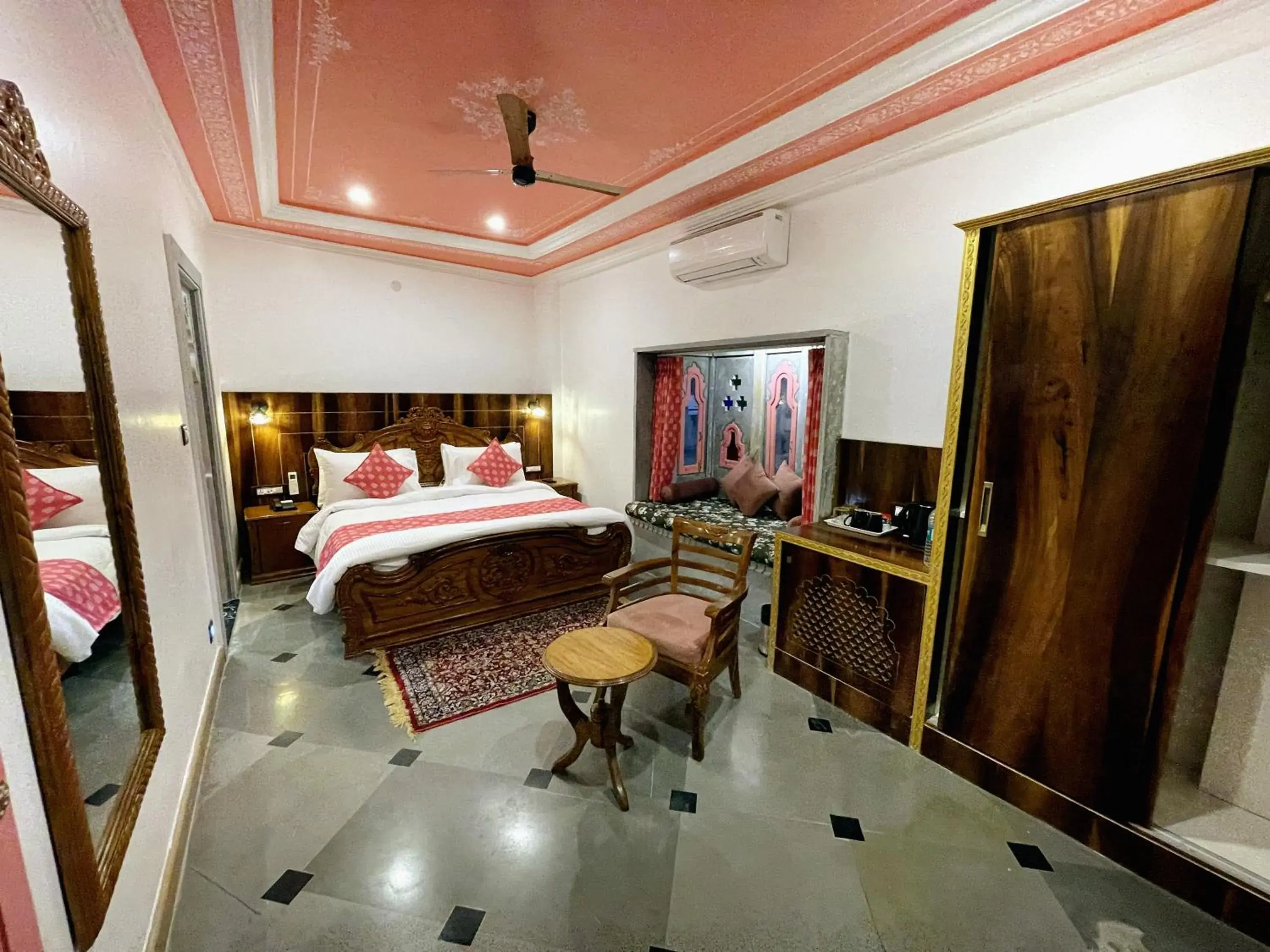 Queen Suite in AAJ HAVELI - Pichola Lake Facing Hotel Queen Suite in AAJ HAVELI - Pichola Lake Facing Hotel